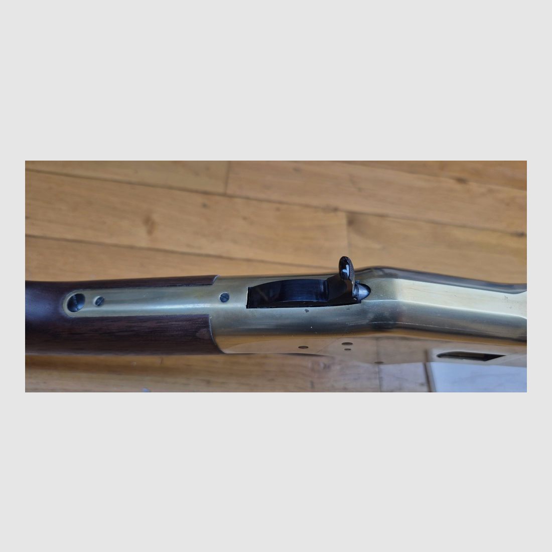 Wunderschöne und seltene Winchester Repetierbüchse Modell 1866 – Eine „Yellow Boy“ in einer wenig verbreiteten Miroku-Fertigung aus Japan – Seltenes Kal. .38 SP/38 Spezial – Gehäuse aus Bronze/Messing wie die Originale – 10 Schuss – Mechanik und Holz in neuwertigem oder nahezu neuwertigem Zustand – Moderne Ausnahmewaffe und seltenes Stück – TBE+++, Bild 15 von 51