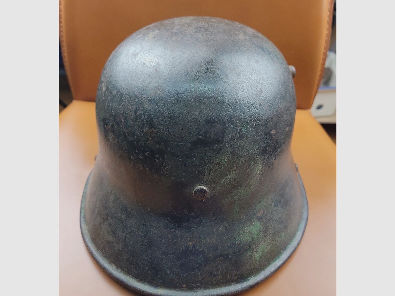 Très beau stahlhelm allemand 1er modèle 1916 – forme haute précoce – très belle coiffe absolument complète – bonne jugulaire d&rsquo;origine du modèle 1895 – restes de camouflage – Très belle pièce en TBE, image 3 sur 16