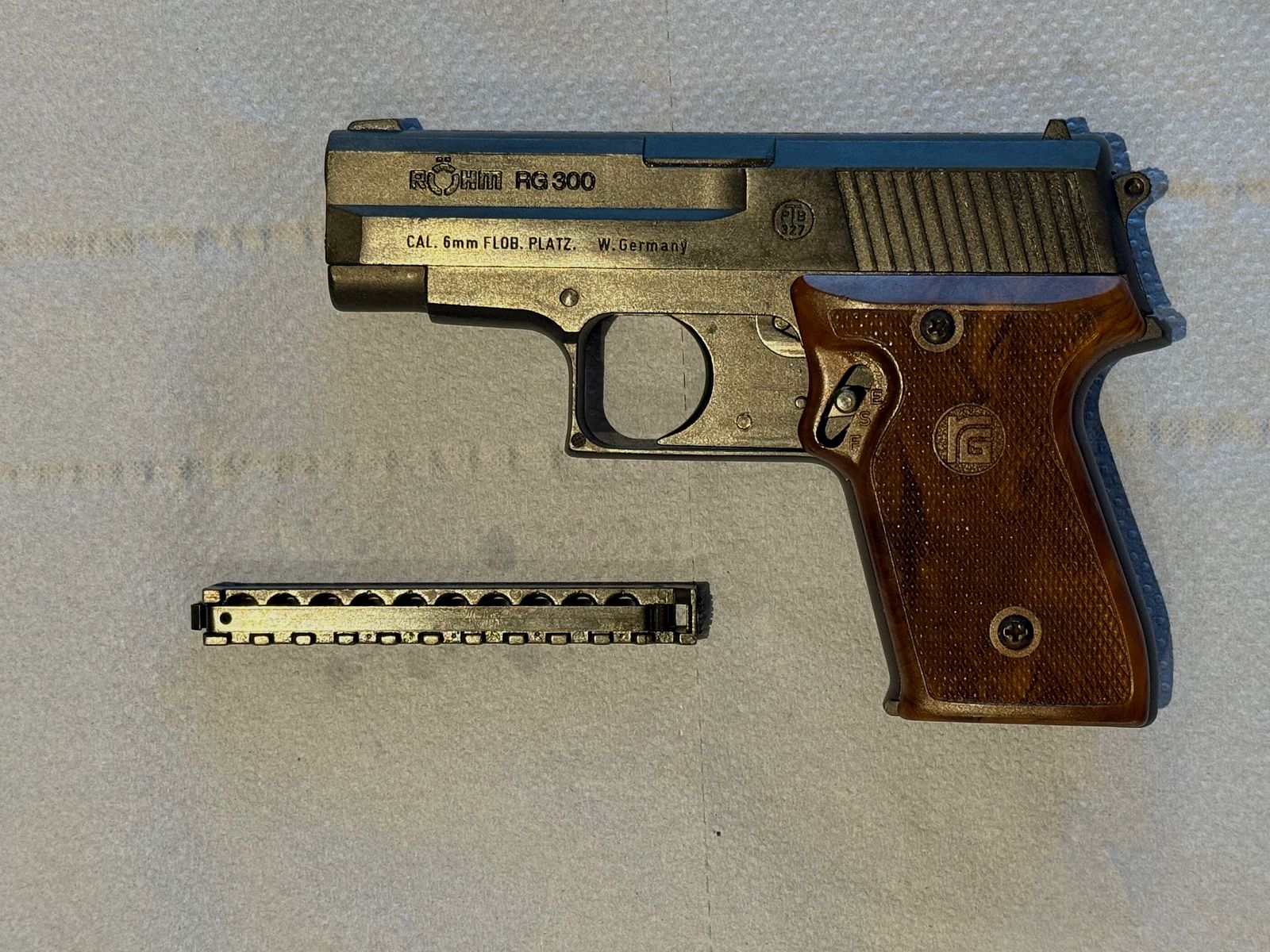 Röhm RG300 – Compact blank-firing pistol in caliber 6mm Flobert (PTB 327)