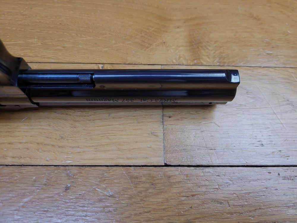 Sublimer Revolver Manurhin MR73 Modell Sport – Kal. .357 mag in 5 1/4 Zoll – Herstellung Chapuis von 2002 in hervorragendem Zustand – Serie HA Sport – Tiefblau glänzende Brünierung zu 100% – Lauf und Kammern spiegelglatt – Traumhafte Mechanik – Patridge-Visier – LPA-Visierung – Sichtlinie von 20cm – Neuzustand mit Trausch-Griffen zusätzlich in seiner Originalbox, Bild 11 von 22