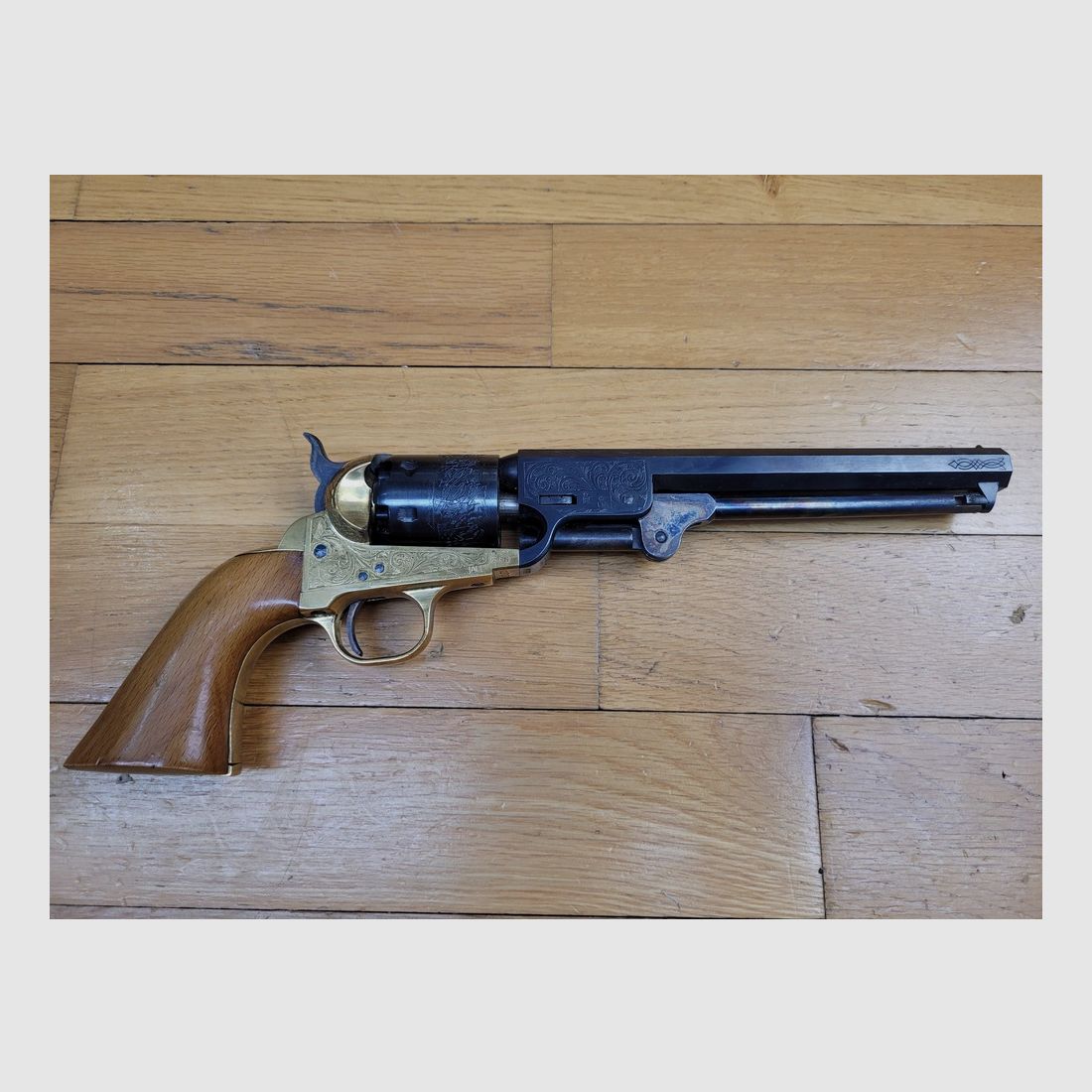 Zeer mooie Colt 1851 Pietta Zwartpoeder Revolver – Navy Model – Zeer mooie gegraveerde variant – Loop 7,5 inch – Kaliber 36 – Vuurwapen uit 1978 – TBE++, afbeelding 2 van 22