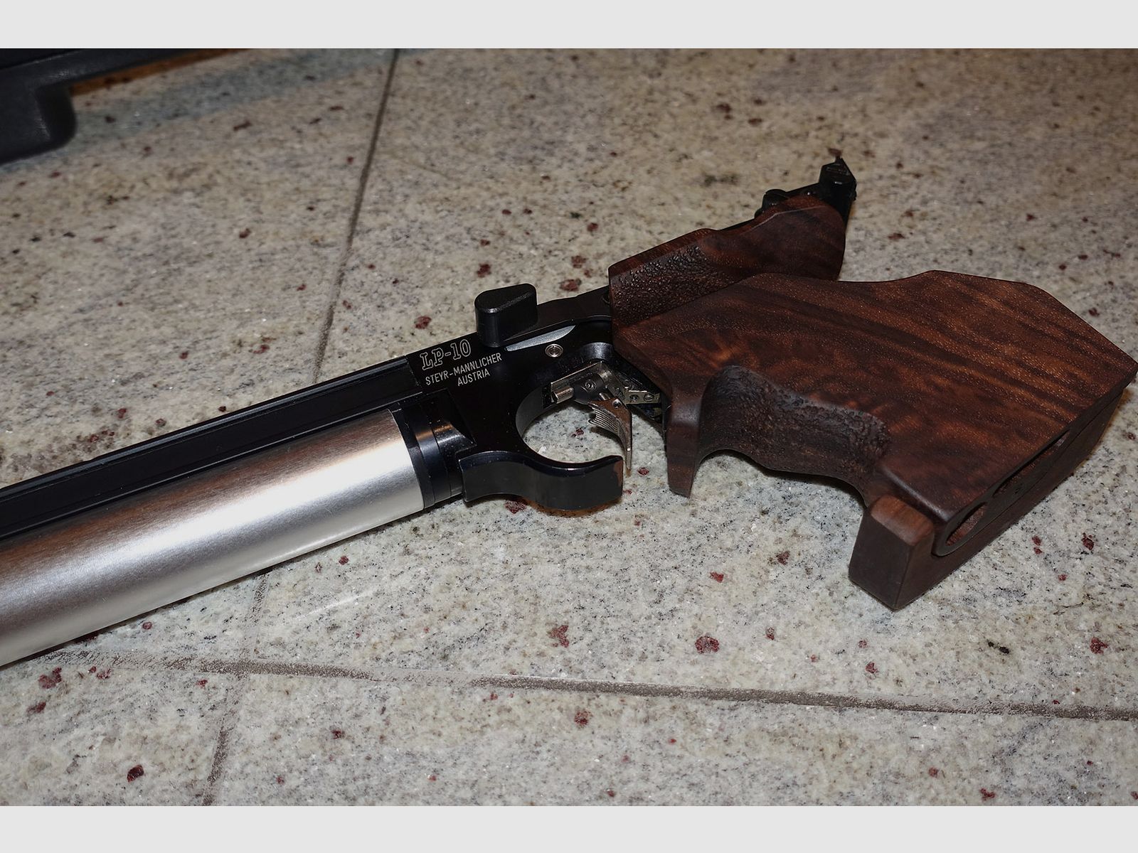 Pistola da tiro Steyr LP10 con accessori
