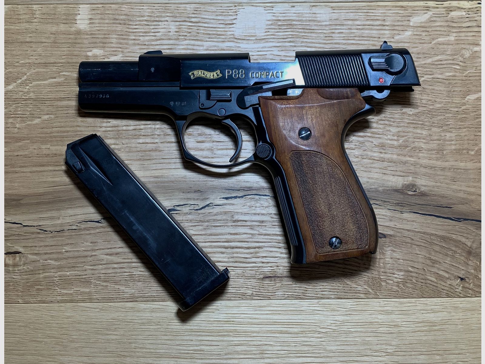 Walther P88 Compakt Signalpistole 9mm P.A.K. mit Holzgriffschalen von Umarex