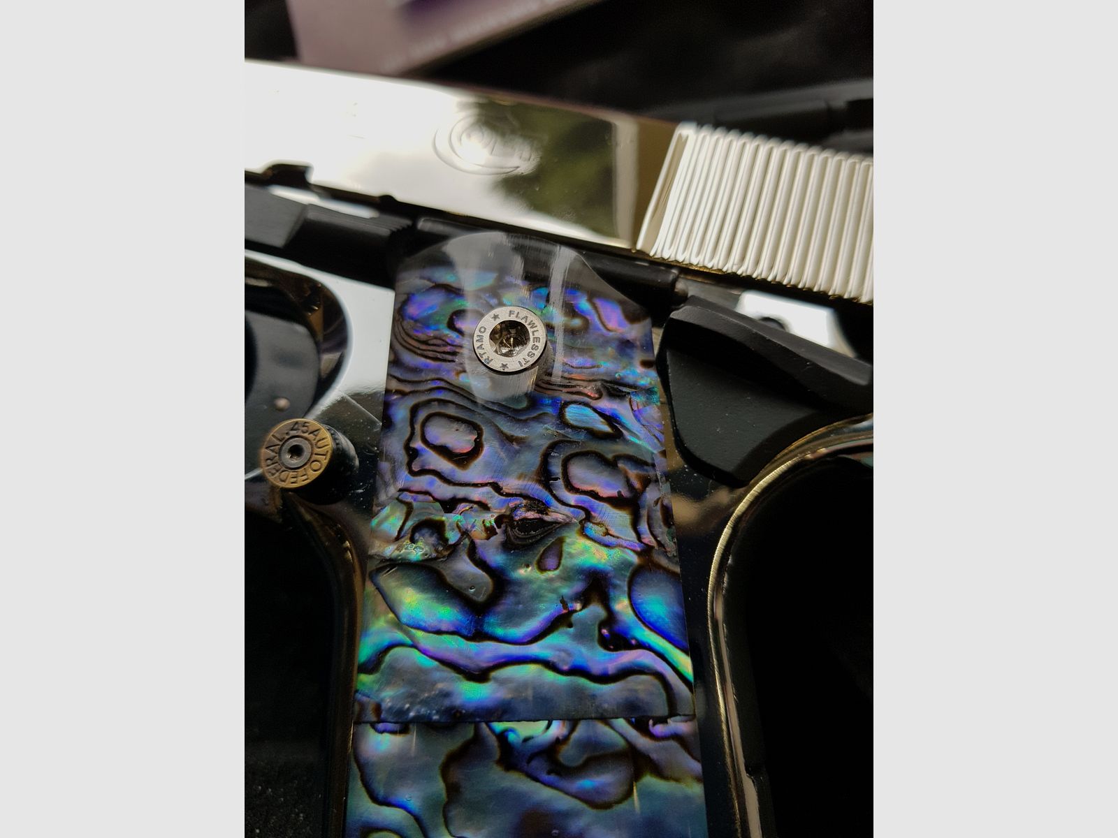 Vitrinen Stück zu verkaufen: Colt 1911 in Chrom