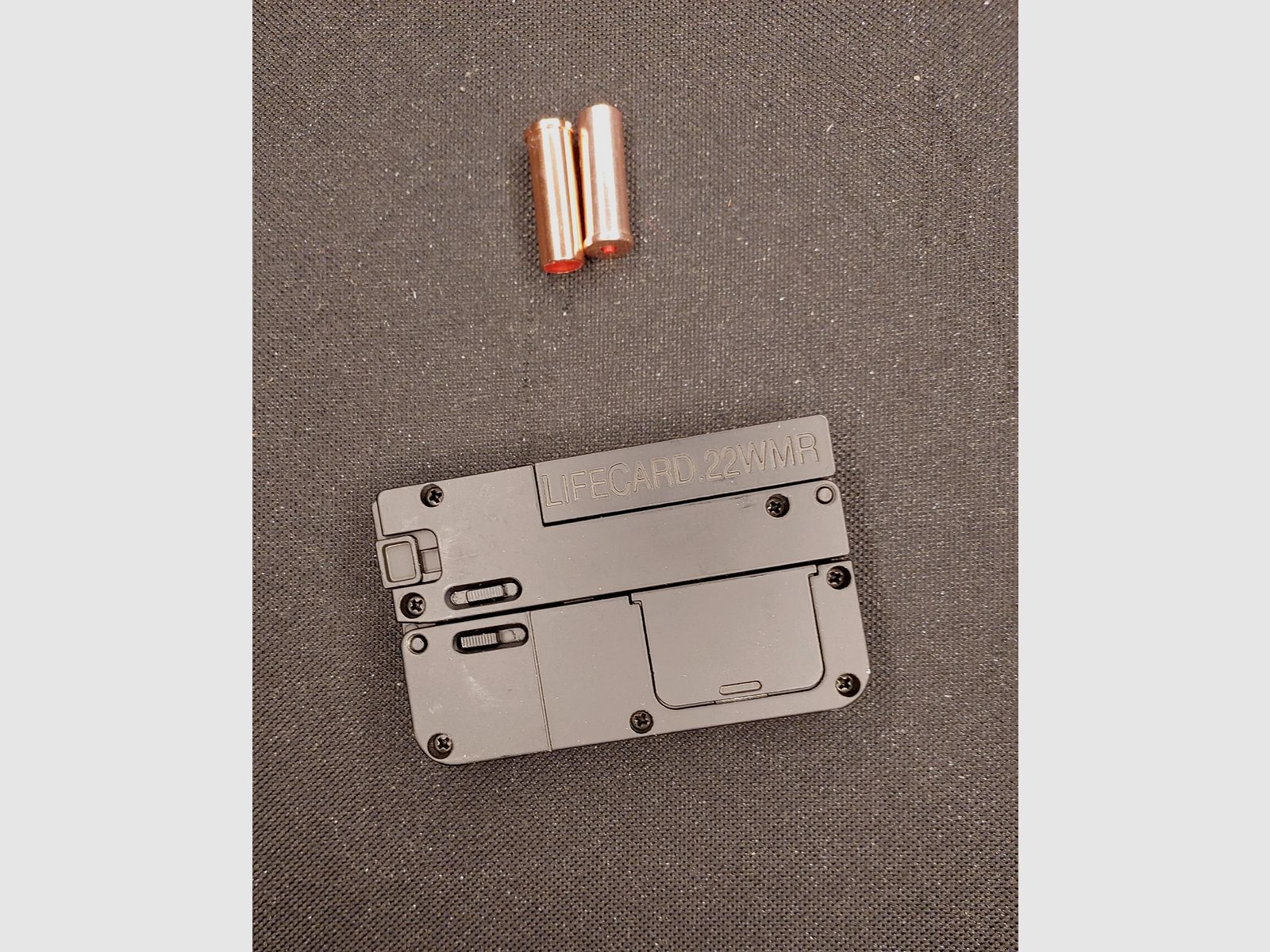 „LifeCard .22 WMR“ (Derringer-replica van het bedrijf GG) Deko-/speelgoedpistool van gietmetaal.