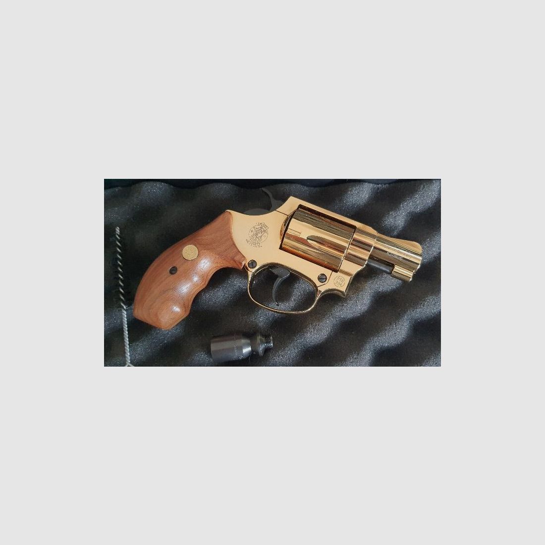 SMITH & WESSON CHIEFS SPECIAL KALIBER 9 mm R.K. 24 Karat vergoldet mit Holzgriffschalen **neu**