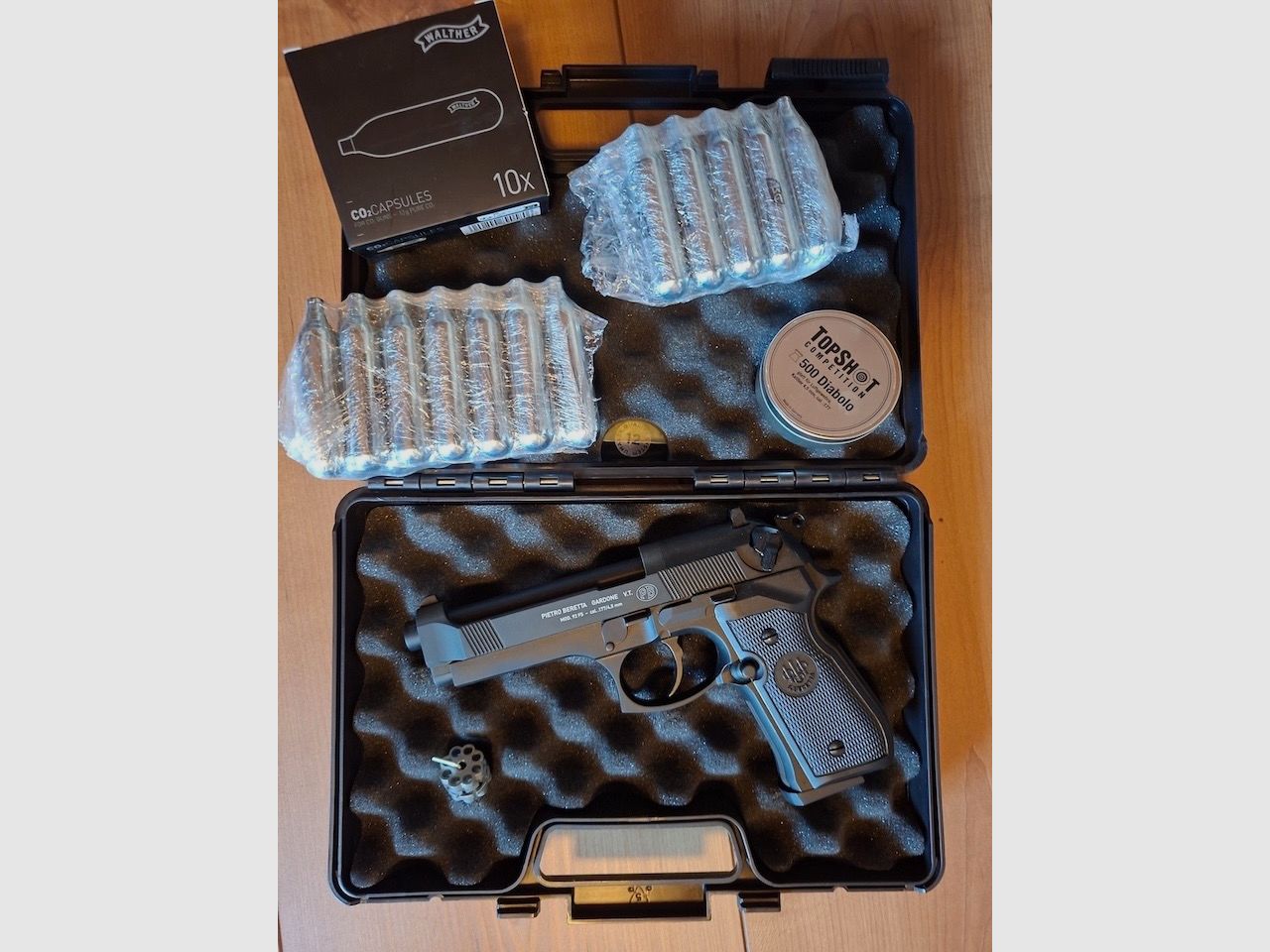 Umarex Beretta 92 FS CO₂ Kal.177/4,5mm inkl. 32 CO₂-Kapseln & Diabolos