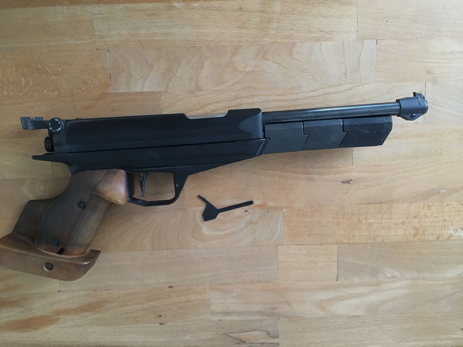 Pistola ad aria compressa da competizione 4,5mm