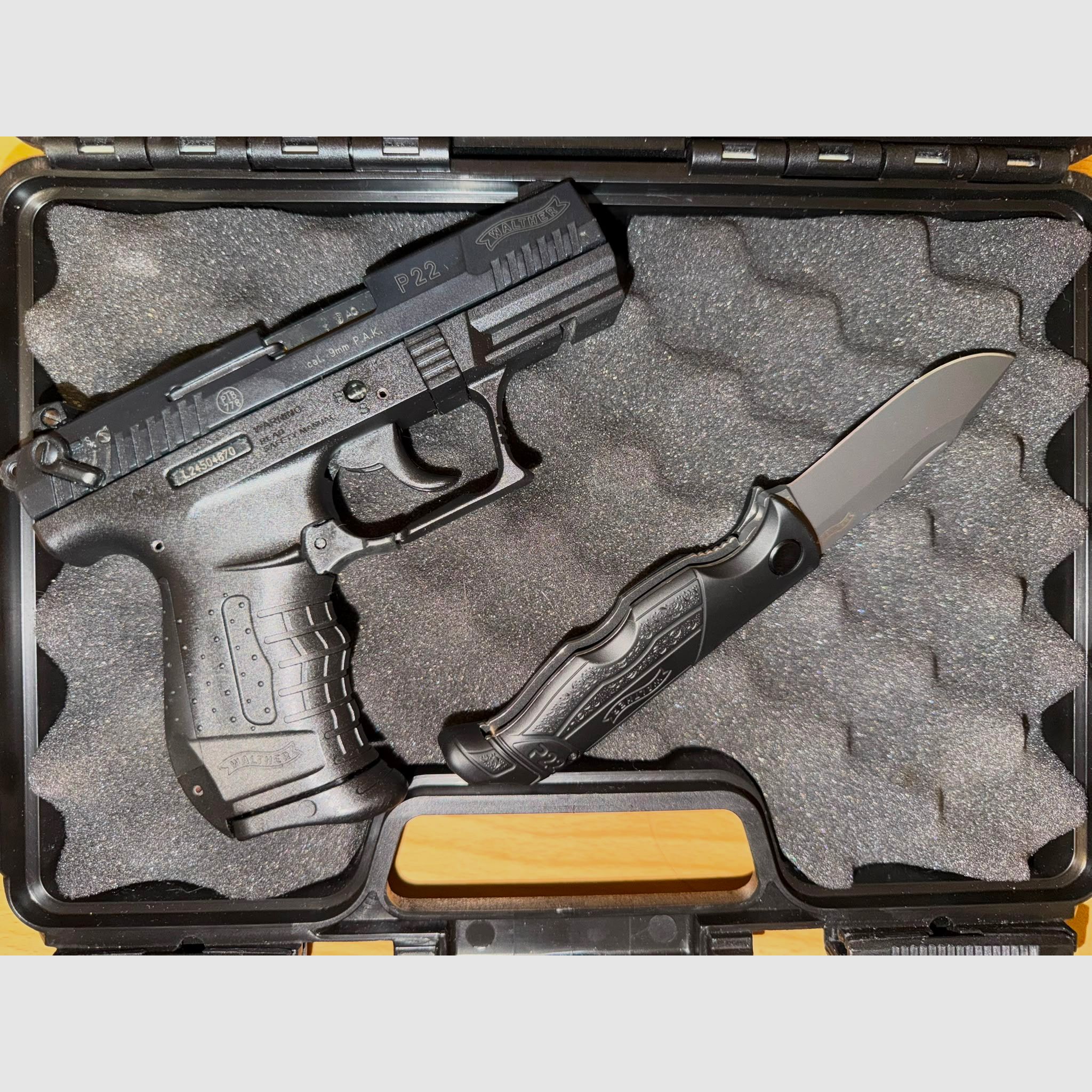 Walther P22 mit P22 Messer  und Holster
