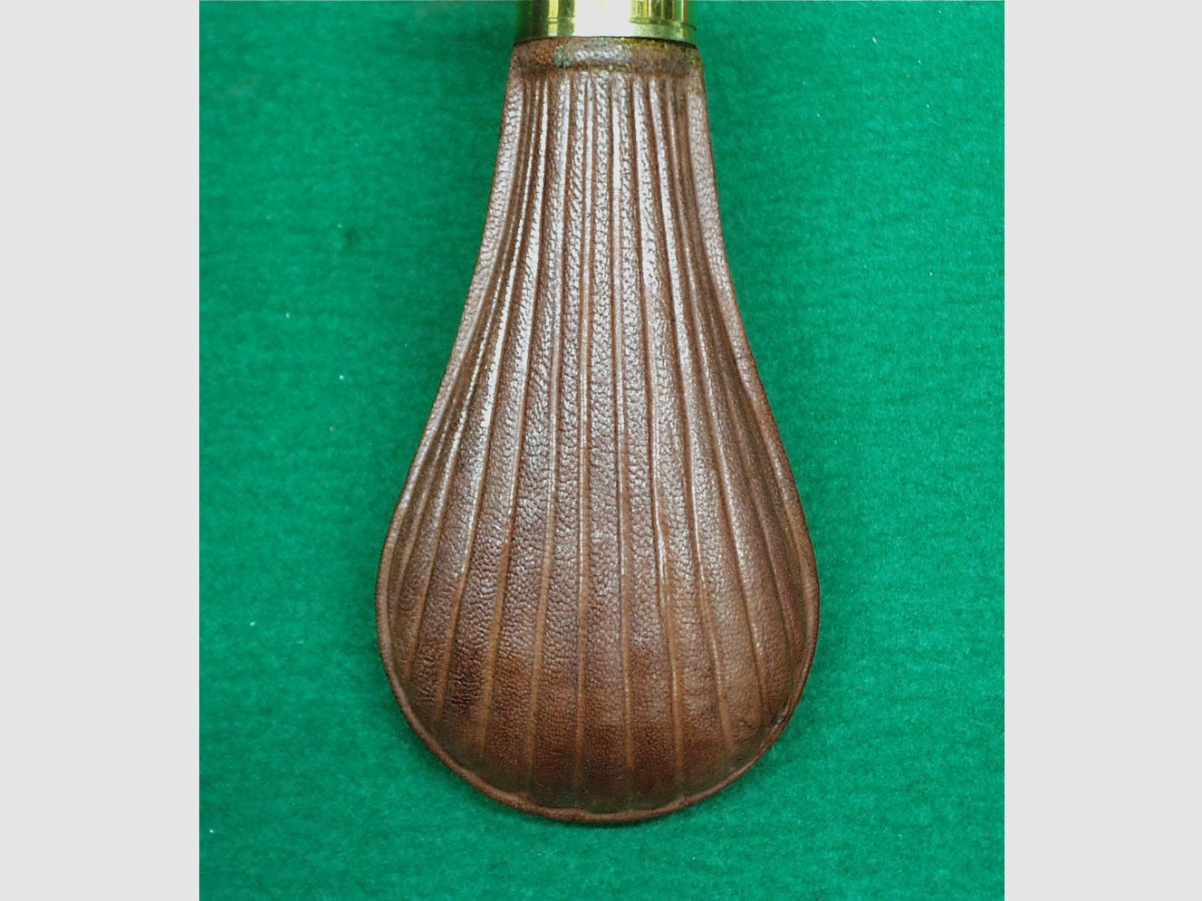 Indien	 Pulverflasche, Leder, (Streifen)