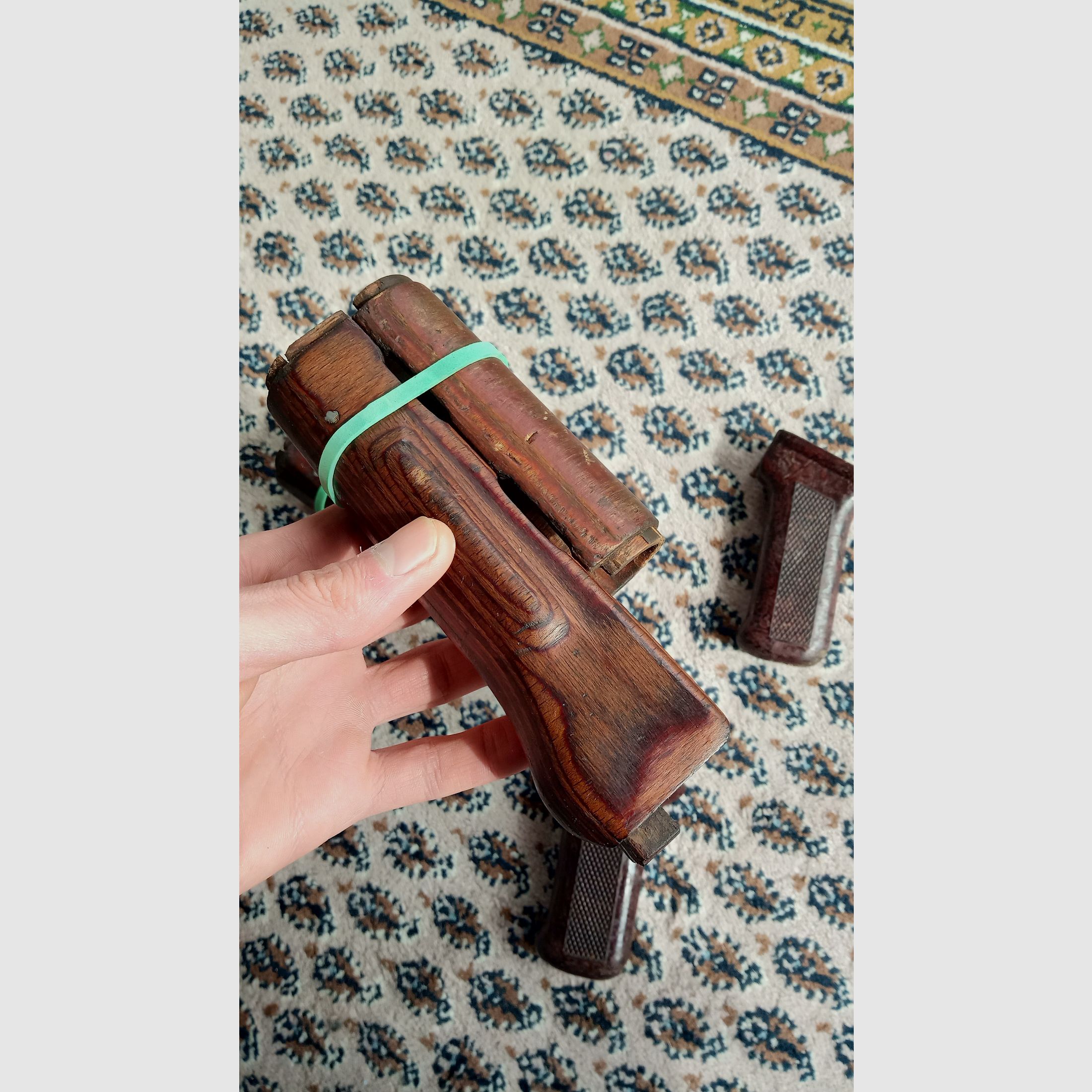 2 Sets Original Anbauteile inkl. Holz Laminat Handschutz und Bakelit Griff / AKM und AK74 