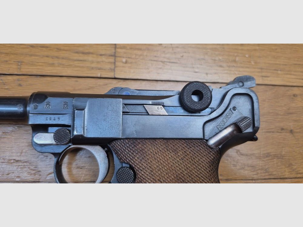 Außergewöhnliche Luger P04 Marinepistole – Deutsches Kaiserreich 1. Weltkrieg – Waffe der 5. Lieferung von 8.000 Waffen in 1916-1917 – Kal. 9×19 – Waffe in außergewöhnlichem Zustand, einheitliche Seriennummer bis zum enthaltenen Magazin – Eine der 34.000 P04 insgesamt – Ausgezeichneter mechanischer Zustand – Hervorragende ästhetische Verfassung – Letztes Modell der DMW von 1917 – Sehr seltenes Stück und Sammlerstück von höchster Qualität – TBE+++, Bild 6 von 29