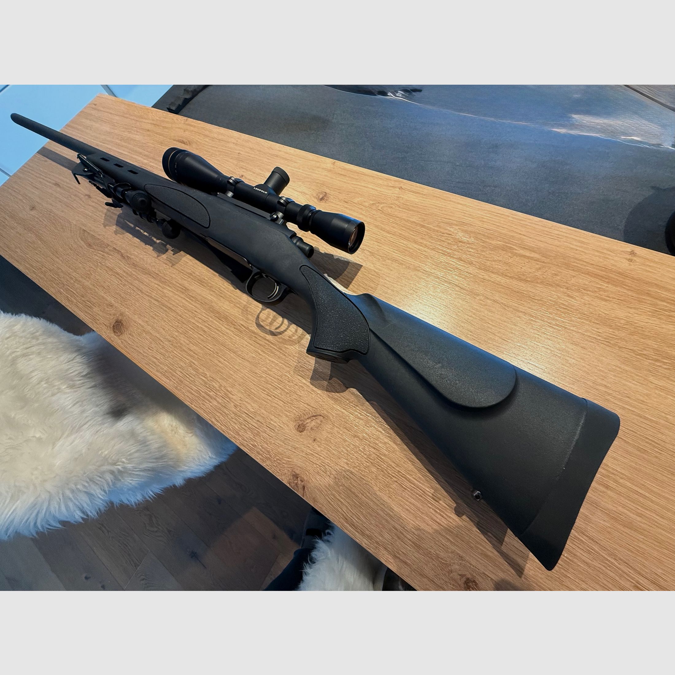 Fucile a ripetizione Remington 700 in calibro .223 REM con ottica Leupold 6–18 VX-II