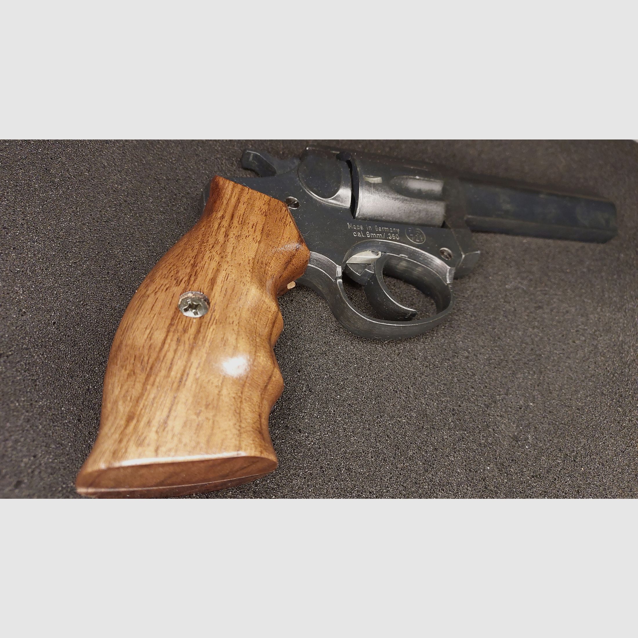 IWG Madlock revólver de detonación, cal. 9 mm R Knall (.380 Knall), PTB 721, "Hecho en Alemania" con funda de hombro de cuero