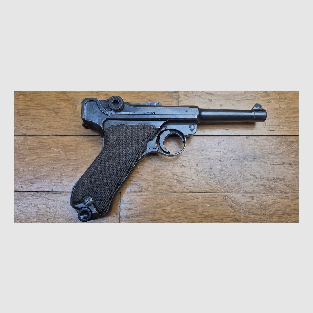 Pistolet Luger P08 – Code « BYF » pour une fabrication Mauser de 1942 – Arme 100% mono-matricule renumérotée – Re bronzée et code 42 re gravé – Bon état mécanique et superbe canon – Rééprouvé à Ulm en 1976 – Chargeur moderne – BE+/TBE-, image 18 sur 24