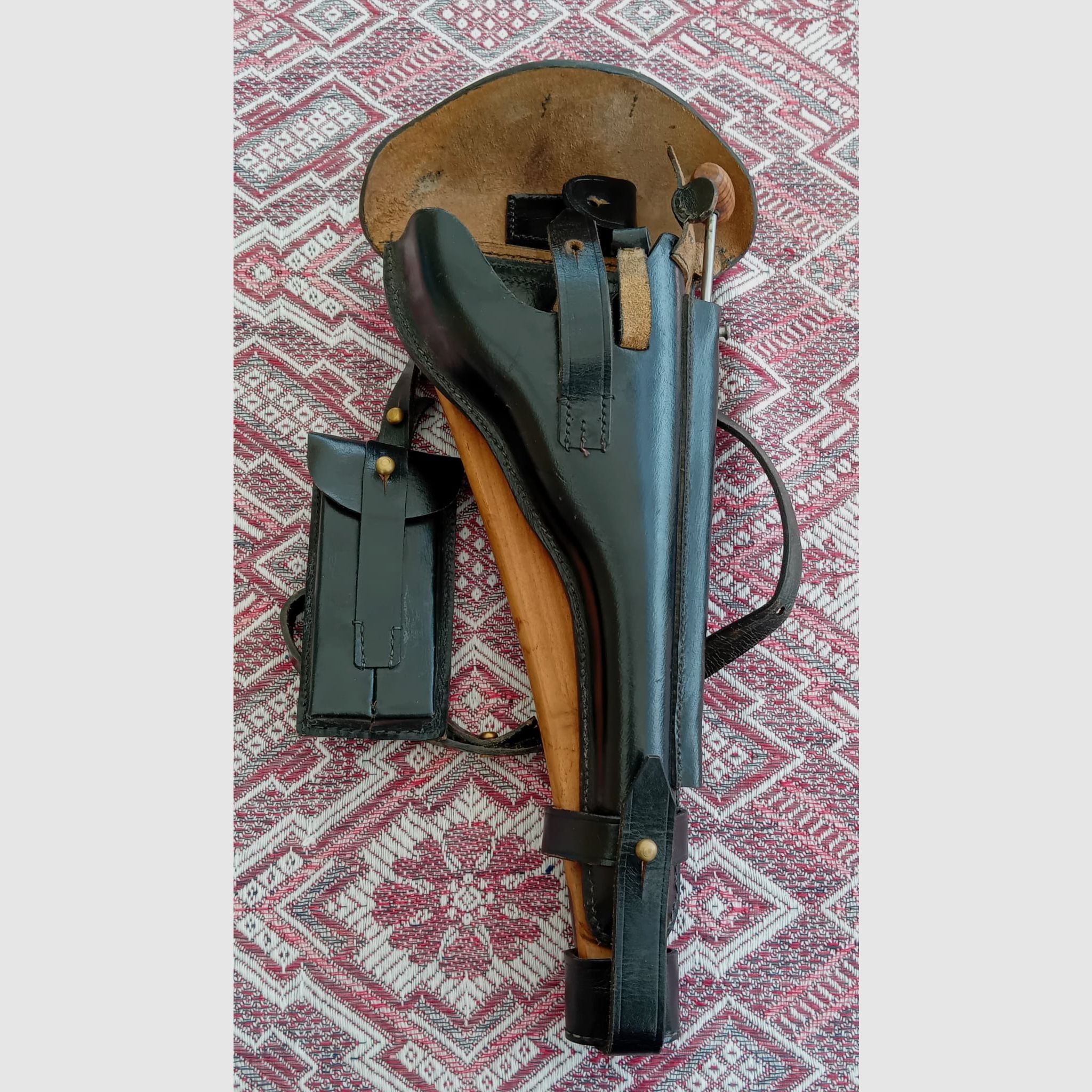 Crosse avec holster ARI P08