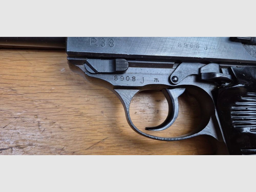 Sehr schöner Walther P38 Pistol – Herstellung Walther Zella Mehlis im Code AC – Waffe von Oktober 1944 – Originalbrünierung zu 99,5% – Einwandfreie Mechanik – Schöner Spiegel-Lauf – 100% Originalteile – Mononummer bis auf Magazin – Ausgezeichneter Zustand – TBE++, Bild 7 von 27