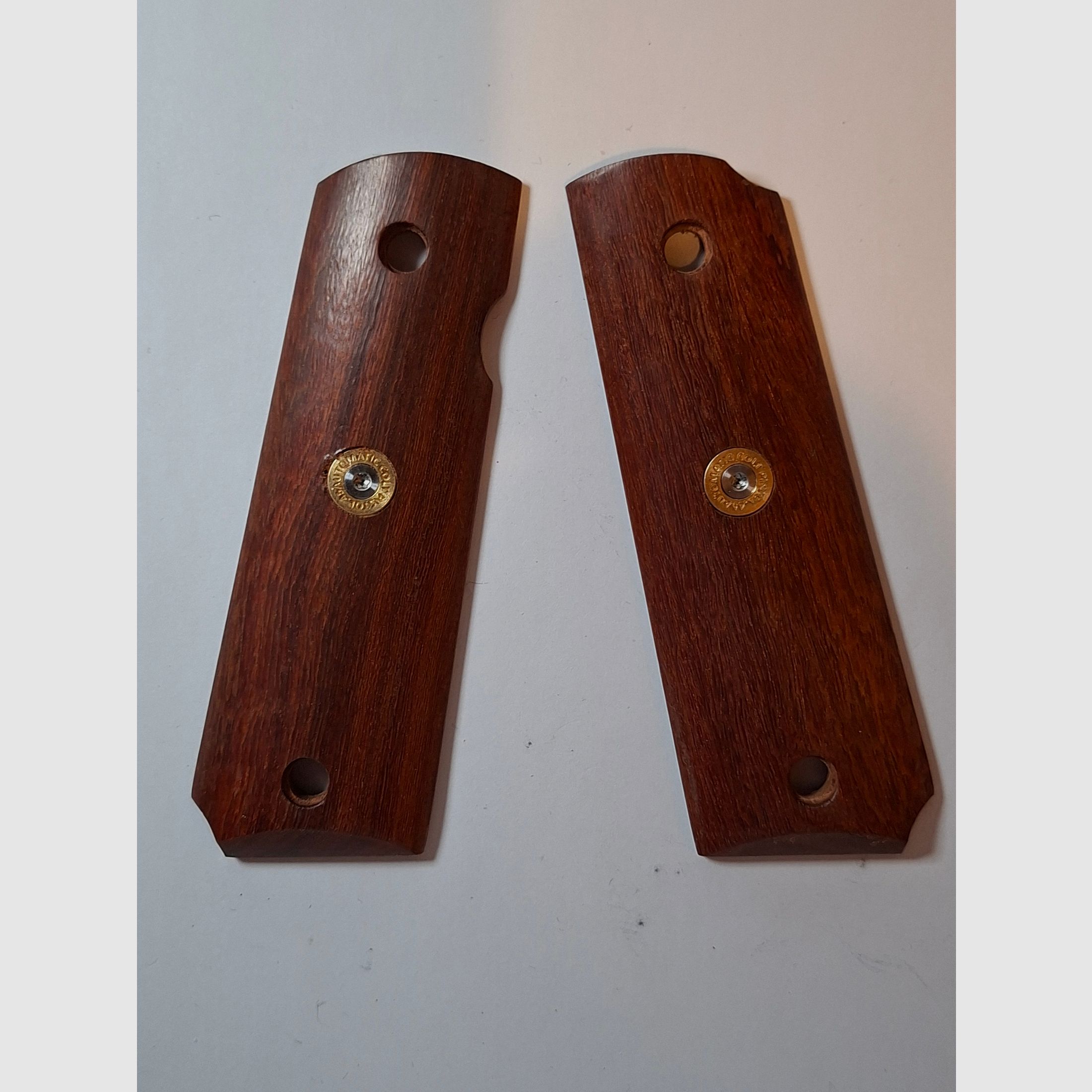 Griffschalen der Cold 1911, siehe Bild.