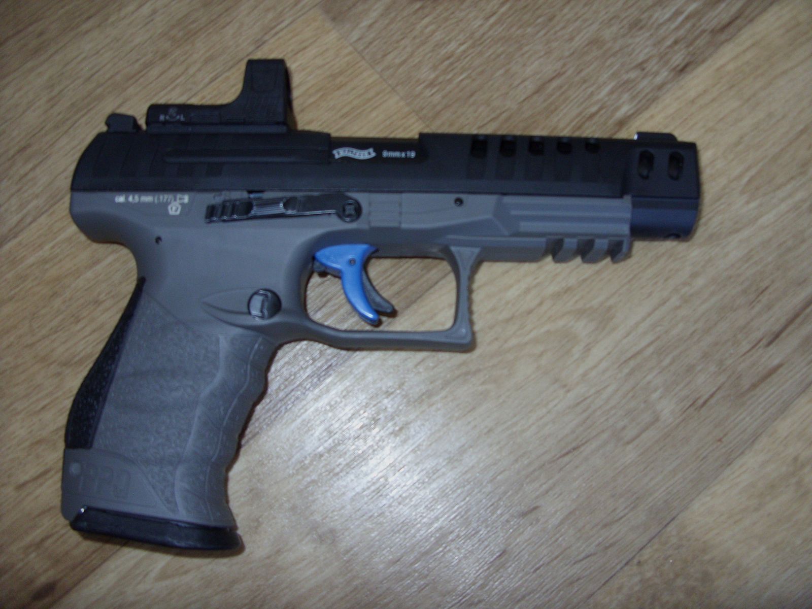 Walther Q5 Match CO2 Pistole mit Ersatzmagazin und Koffer + Zielscheiben