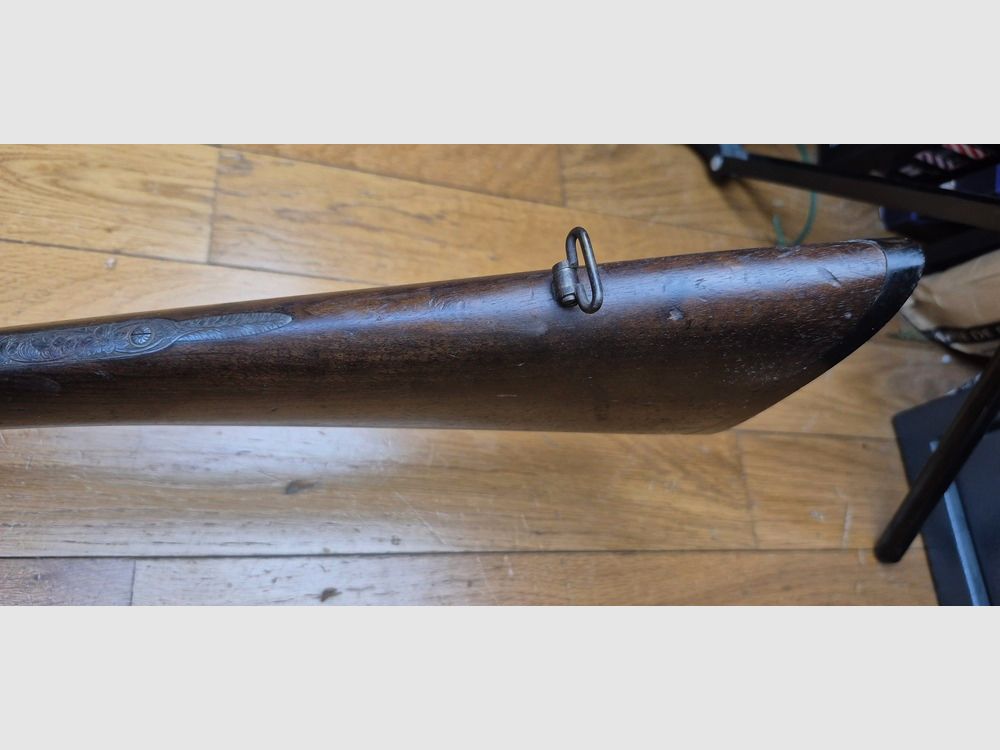Sehr schönes Seitengewehr – Signiert auf der Laufbande „Maison de l’Inventeur Lefaucheux – 37 rue Vivienne in Paris“ – Wunderschöne Damaschusläufe – Kal. 16 – Brünierung bei 85% – Wunderschöne Gravuren an Beschlägen und Teilen – Alle Schrauben guillochiert – Schaftplatte aus Ebenholz – Sehr schönes rotes Nussbaumholz – Ausgezeichneter mechanischer Zustand – Kein Spiel – Läufe innen noch sehr sauber trotz alter Oxidation – Und ein „ECHTER“ Lefaucheux! – Waffe in TBE insgesamt – TBE, Bild 10 von 47