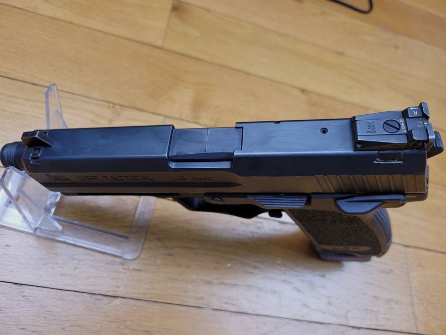 Schöner HK USP SD 45 Tactical Pistol – HK Deutschland Konstruktion – mechanischer und ästhetischer Zustand perfekt – gleicher Gewinde wie der Mk23 – langes Magazin 14 Schuss – Einzel- und Doppelaktion – spezieller HK Schiene – Sehr schöne Waffe, Bild 10 von 16
