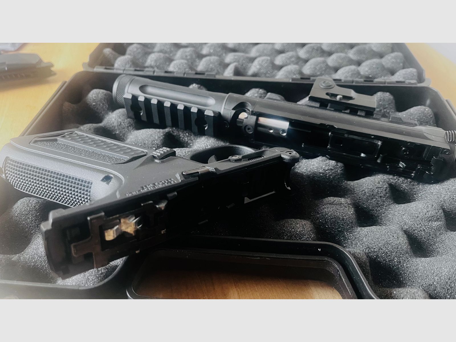 Action Army AAP-01 Assassin GBB z dodatkami i ulepszeniami - Nie jest bronią automatyczną