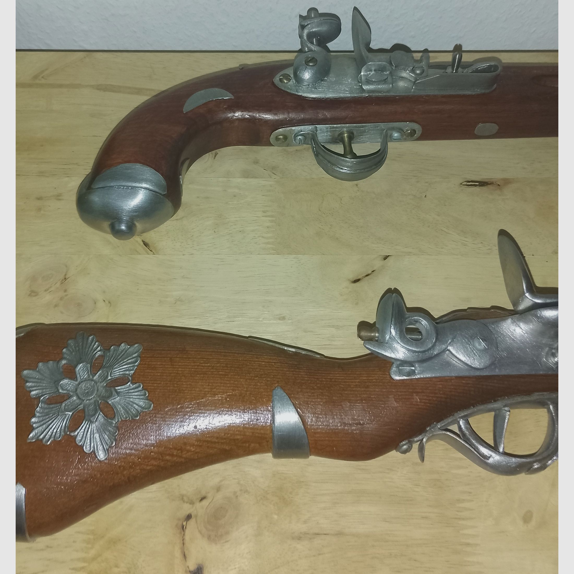 Rareza de pistolas de decoración, hecho a mano de latón, estaño y madera 58cm y 45cm