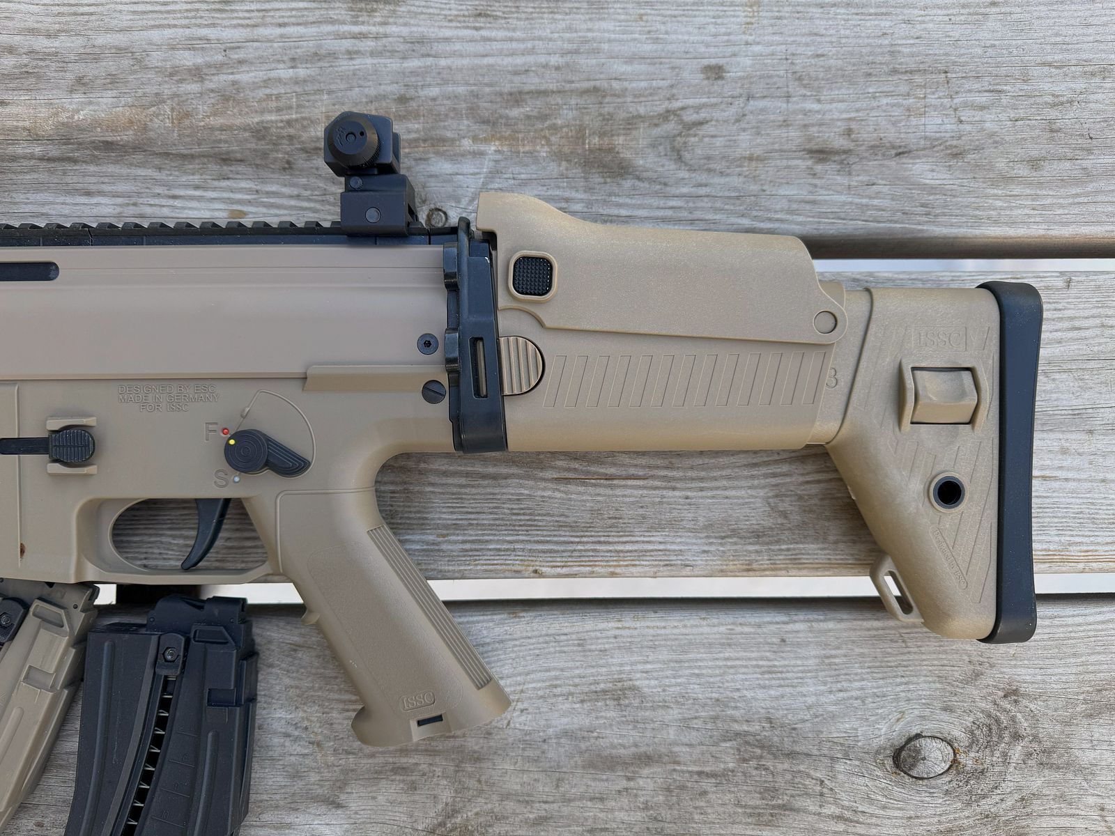 Carabina de auto-carga, ISSC MK22 desierto estándar MFD, .22lr.