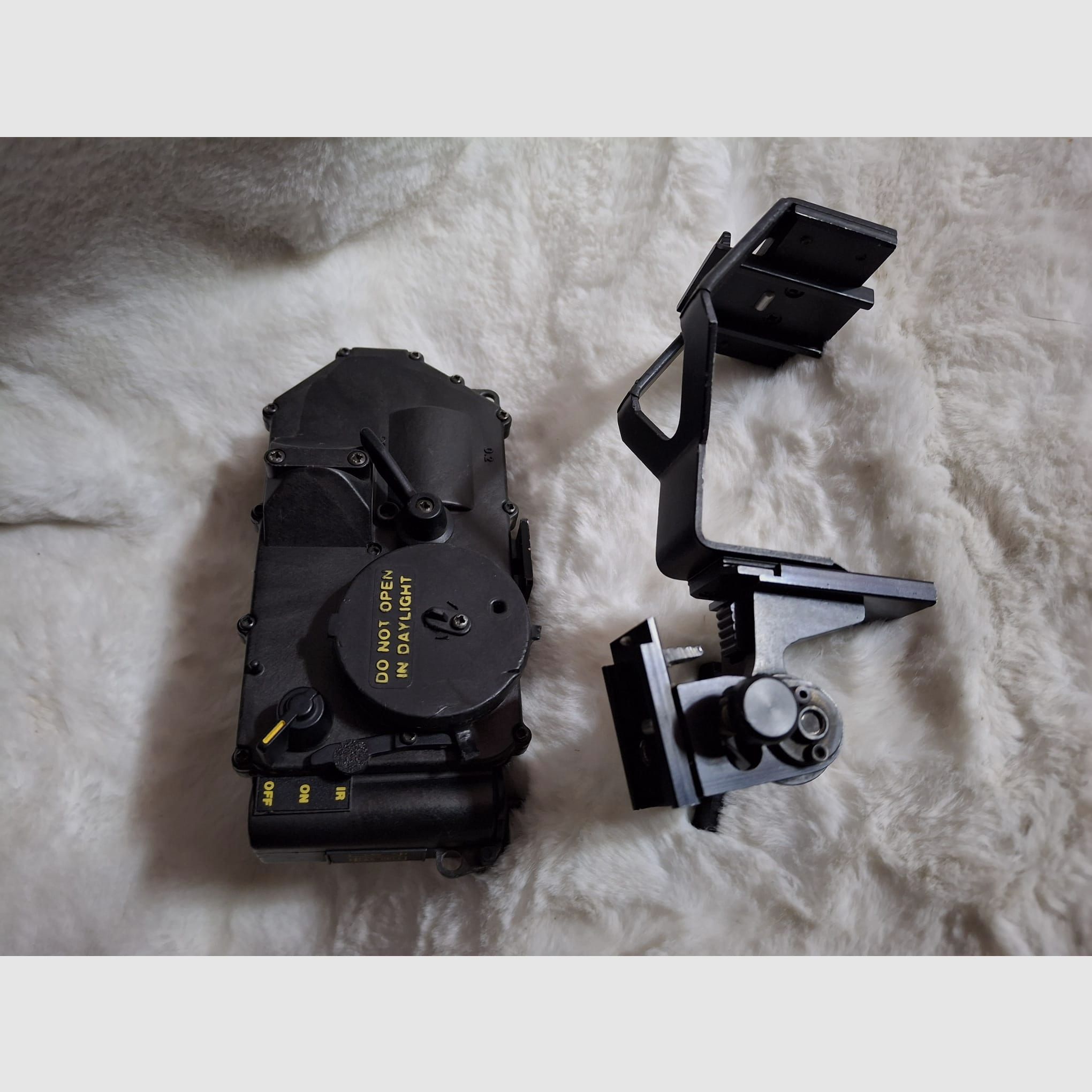 Nachtzichtversterker met helm- en hoofdbevestiging