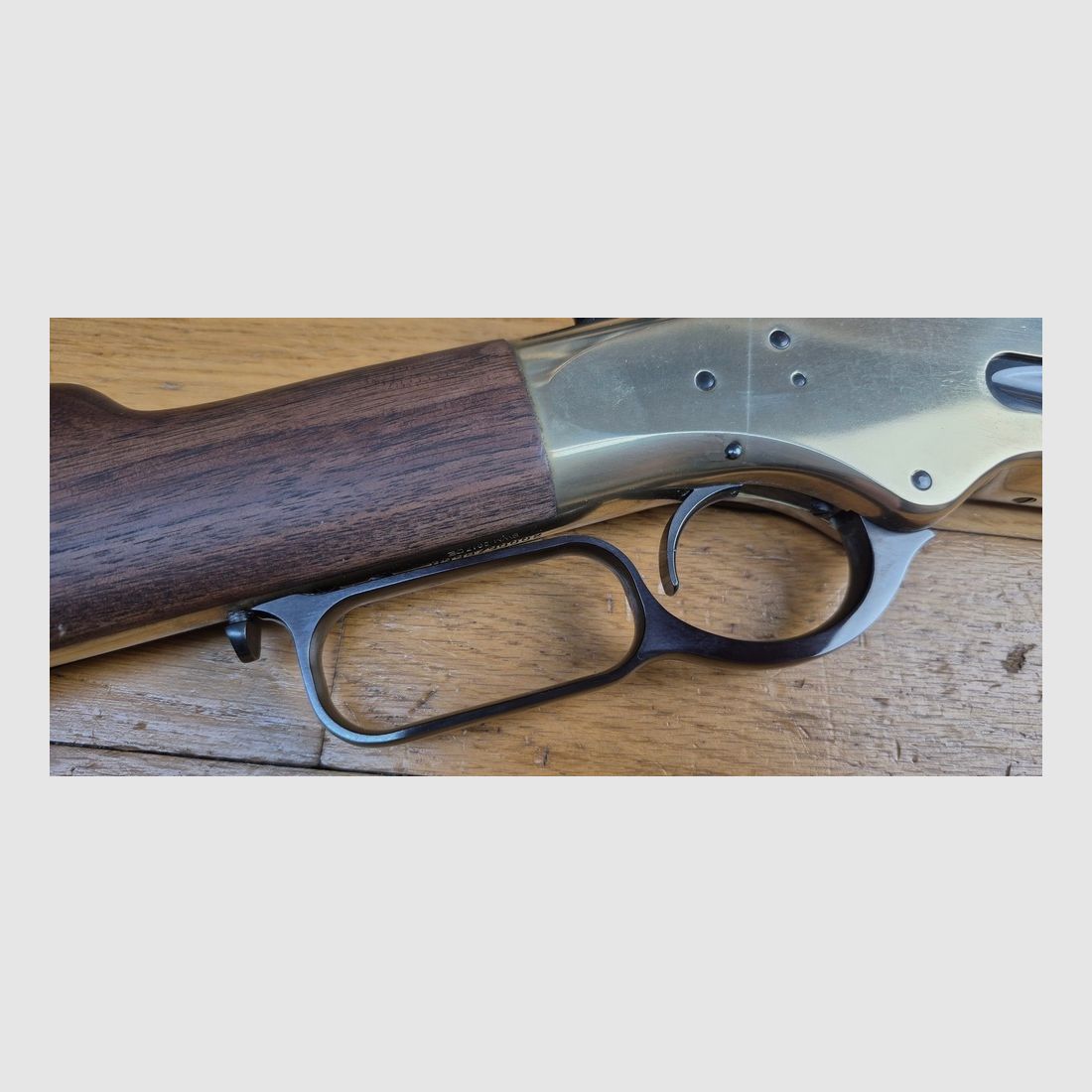 Superba e rara carabina Winchester modello 1866 – Una "Yellow Boy" in una produzione Miroku poco comune dal Giappone – Raro cal. .38 SP/38 speciale – Ricevitore in bronzo/ottone come gli originali – 10 colpi – Meccanica e legno in condizioni nuove o quasi nuove – Eccezionale arma moderna e pezzo raro – TBE+++, immagine 5 di 51