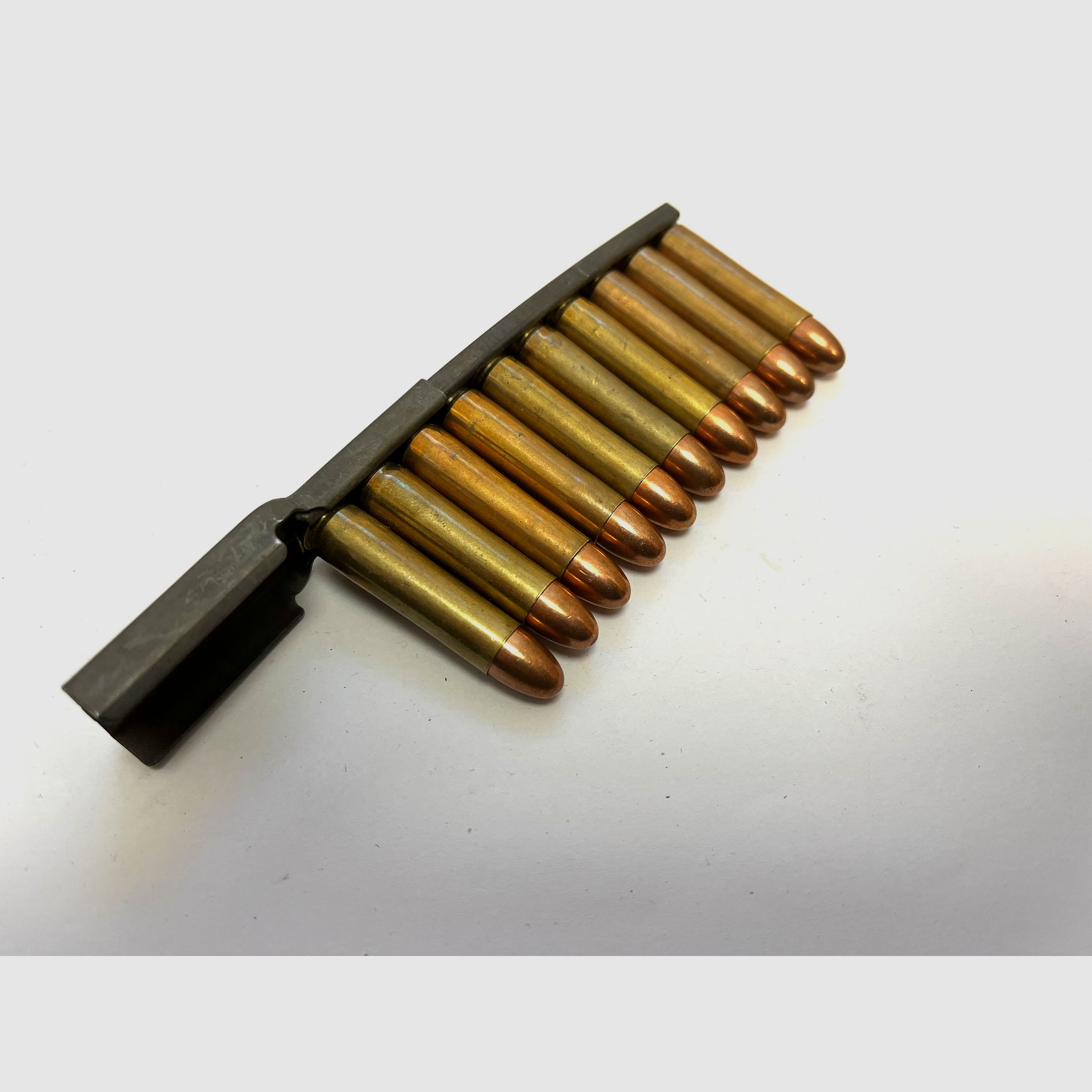 ••• US M1 .30 Carbine laadstrip met laadhulp + 10 stuks .30 Carbine decoratiepatronen •••