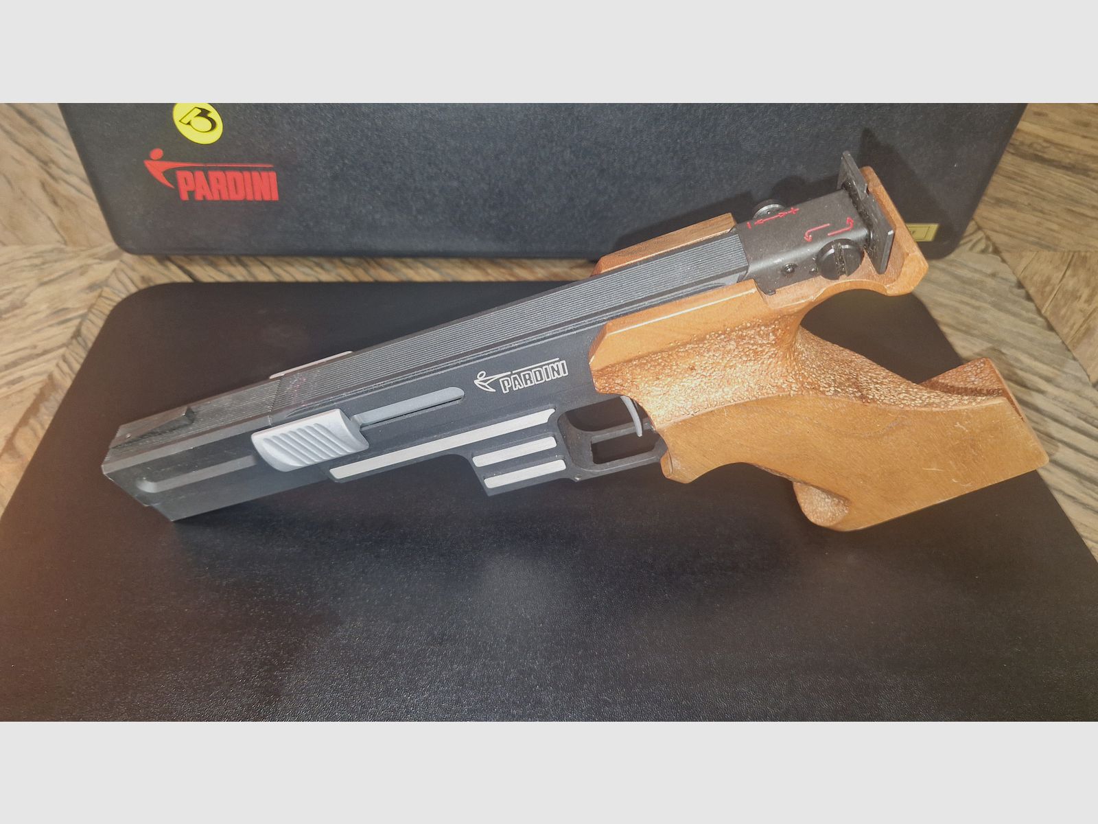 Pardini SP .22 lr. Pistolet sportowy – 2 magazynki – oryginalna walizka – w bardzo dobrym stanie