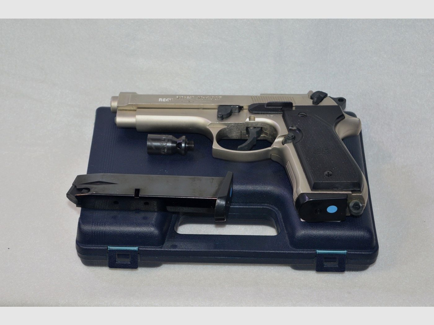 Top-Pakket! Reck Miami Mod. 92 F verchroomd, Cal. 9 mm P.A.K. + takt. Holster + 2. Magazin