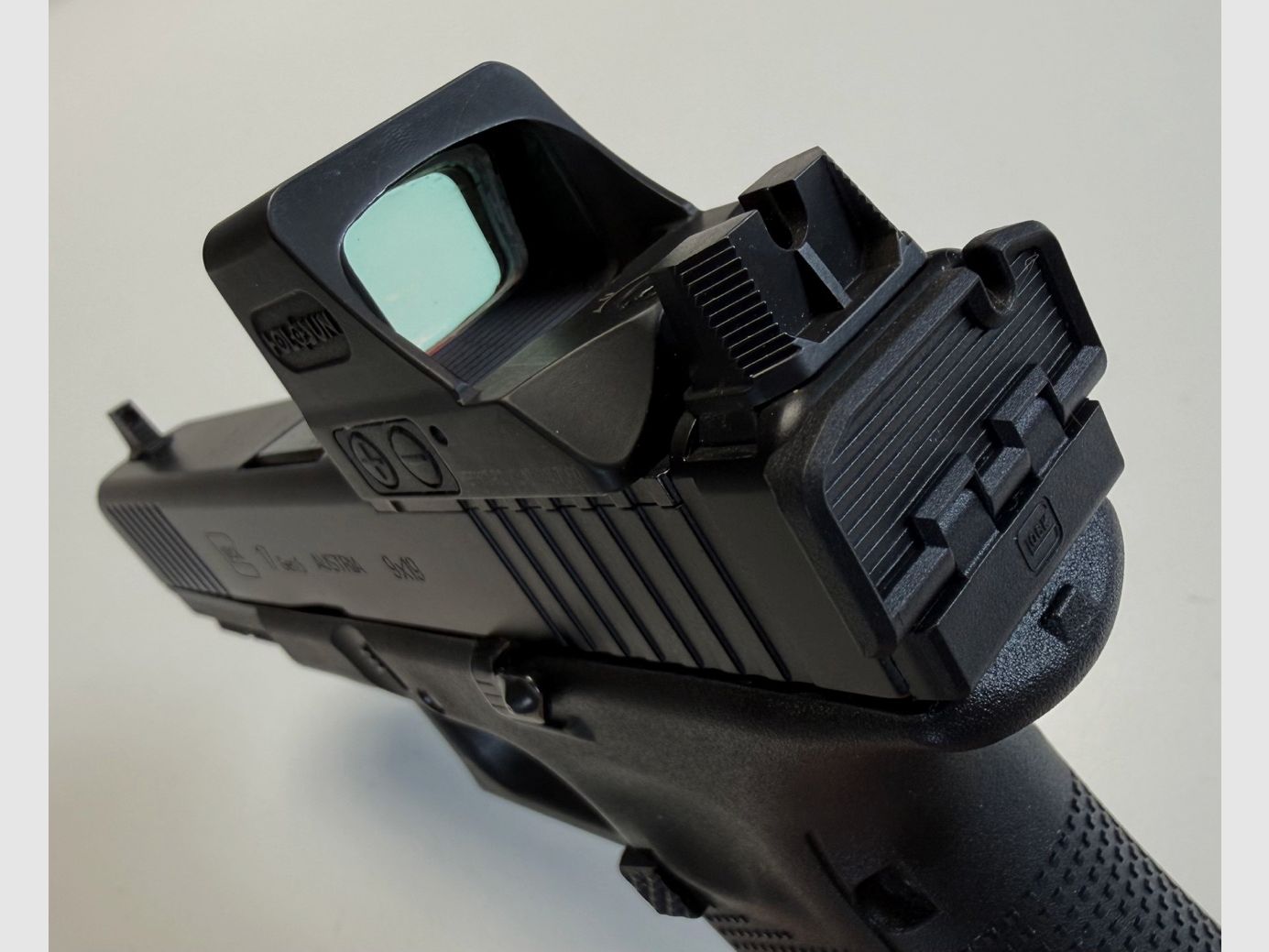 Glock 17 Gen.5 MOS 9mm, Holosun HE508T-RD-X2 mit umfangreichem, exklusivem Zubehör - NEUWERTIG
