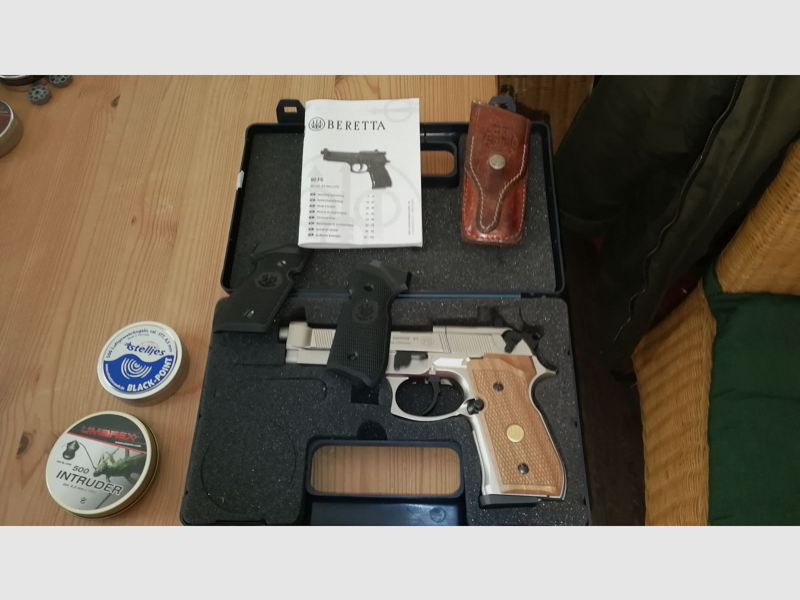 Beretta Mod. 92 FS verchroomde luchtpistool met houten en kunststof handgrepen en veel accessoires