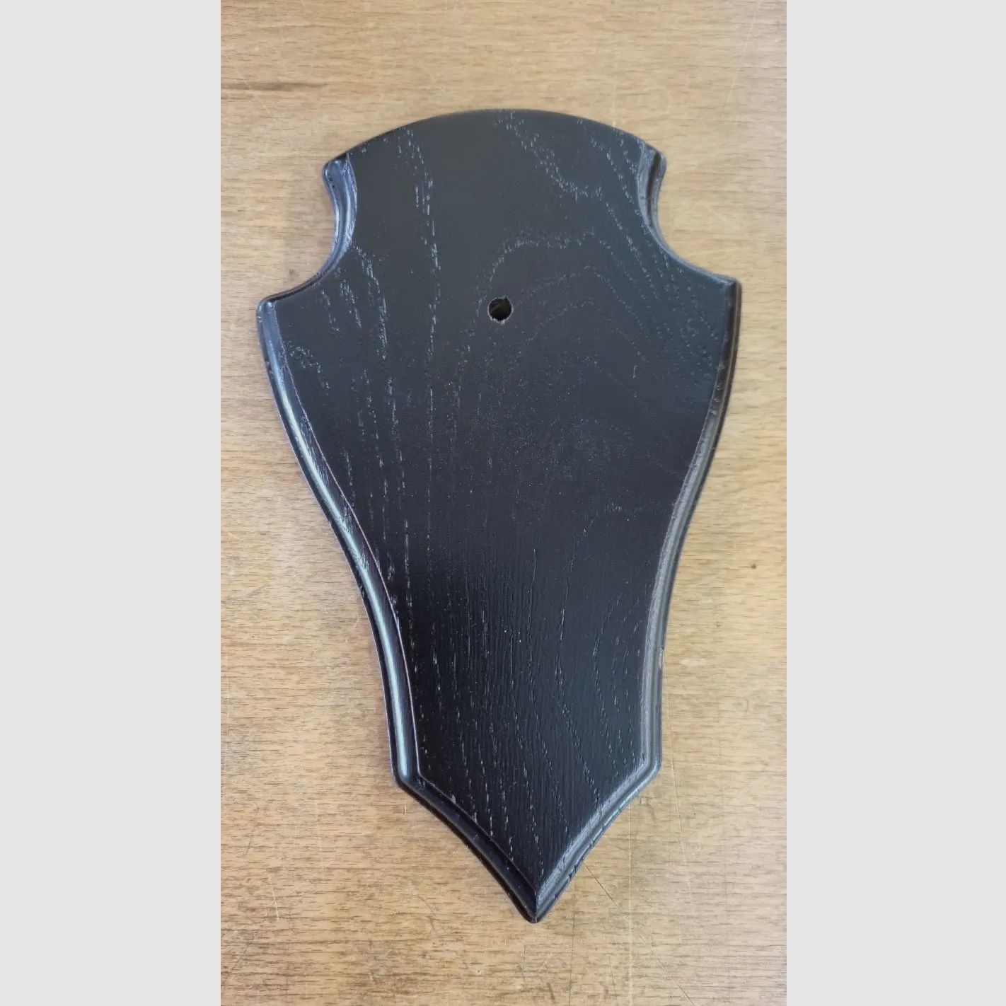 Trophyschild voor ree gemaakt van eikenhout - puntig