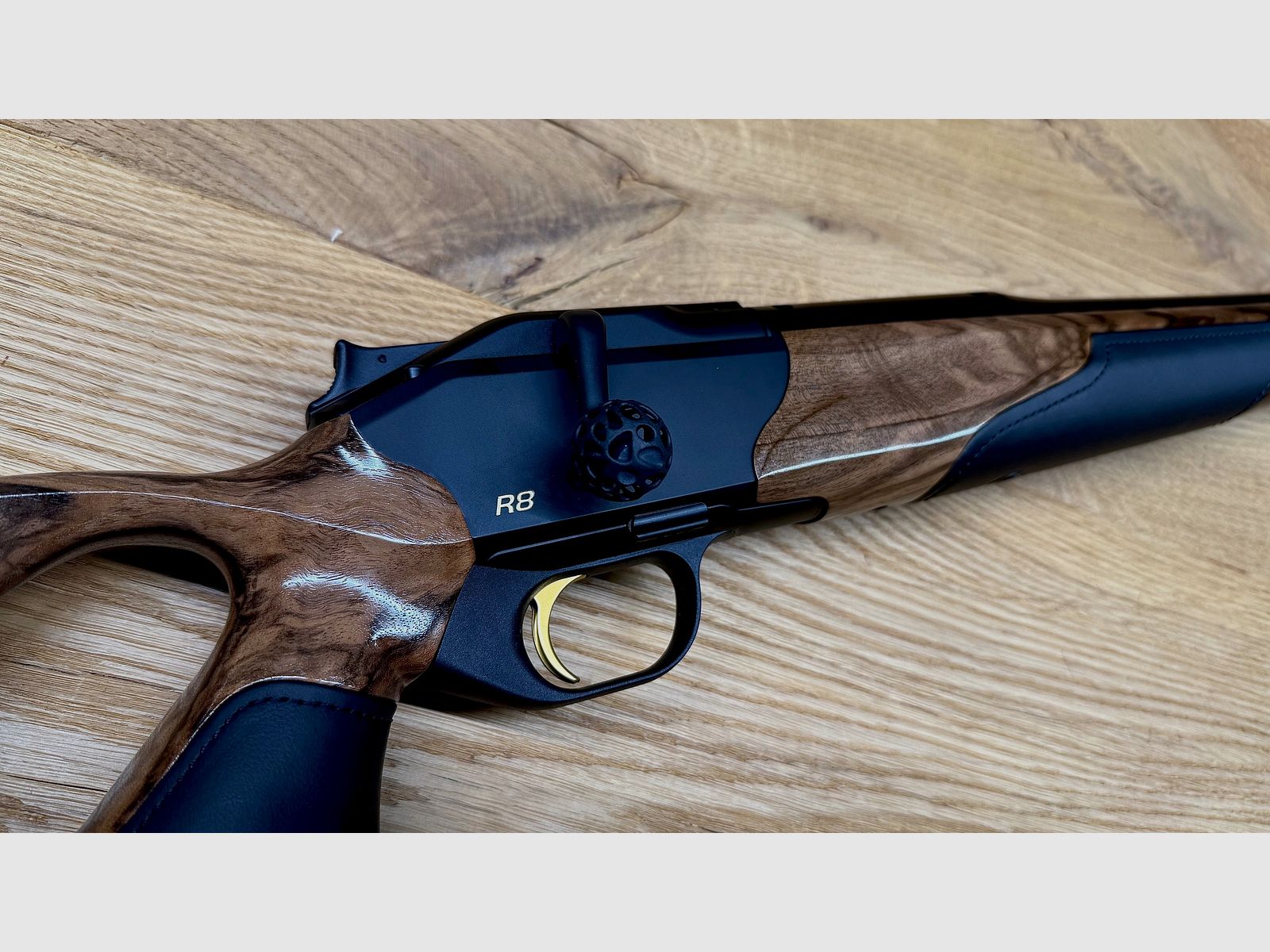 Blaser R8 Success Leder / HK 6 / Leder schwarz / Goldelemente / Standardkailber u. LL nach Wahl