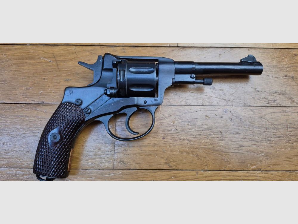 Schöner russischer Revolver Modell 1895, genannt Nagant – Tula Arsenal – Einzellaufwaffe von 1941 – Kaliber 7,62 Nagant – Sehr schöne Mechanik – Schöne Brünierung – Guter Lauf – Sowjetisches Etui im Modell mit Putzstock – Waffe in BE+/TBE, Bild 16 von 31
