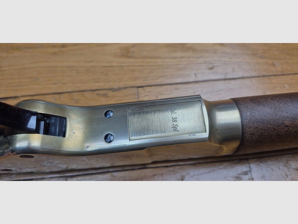 Wunderschöne und seltene Winchester Repetierbüchse Modell 1866 – Eine „Yellow Boy“ in einer wenig verbreiteten Miroku-Fertigung aus Japan – Seltenes Kal. .38 SP/38 Spezial – Gehäuse aus Bronze/Messing wie die Originale – 10 Schuss – Mechanik und Holz in neuwertigem oder nahezu neuwertigem Zustand – Moderne Ausnahmewaffe und seltenes Stück – TBE+++, Bild 29 von 51
