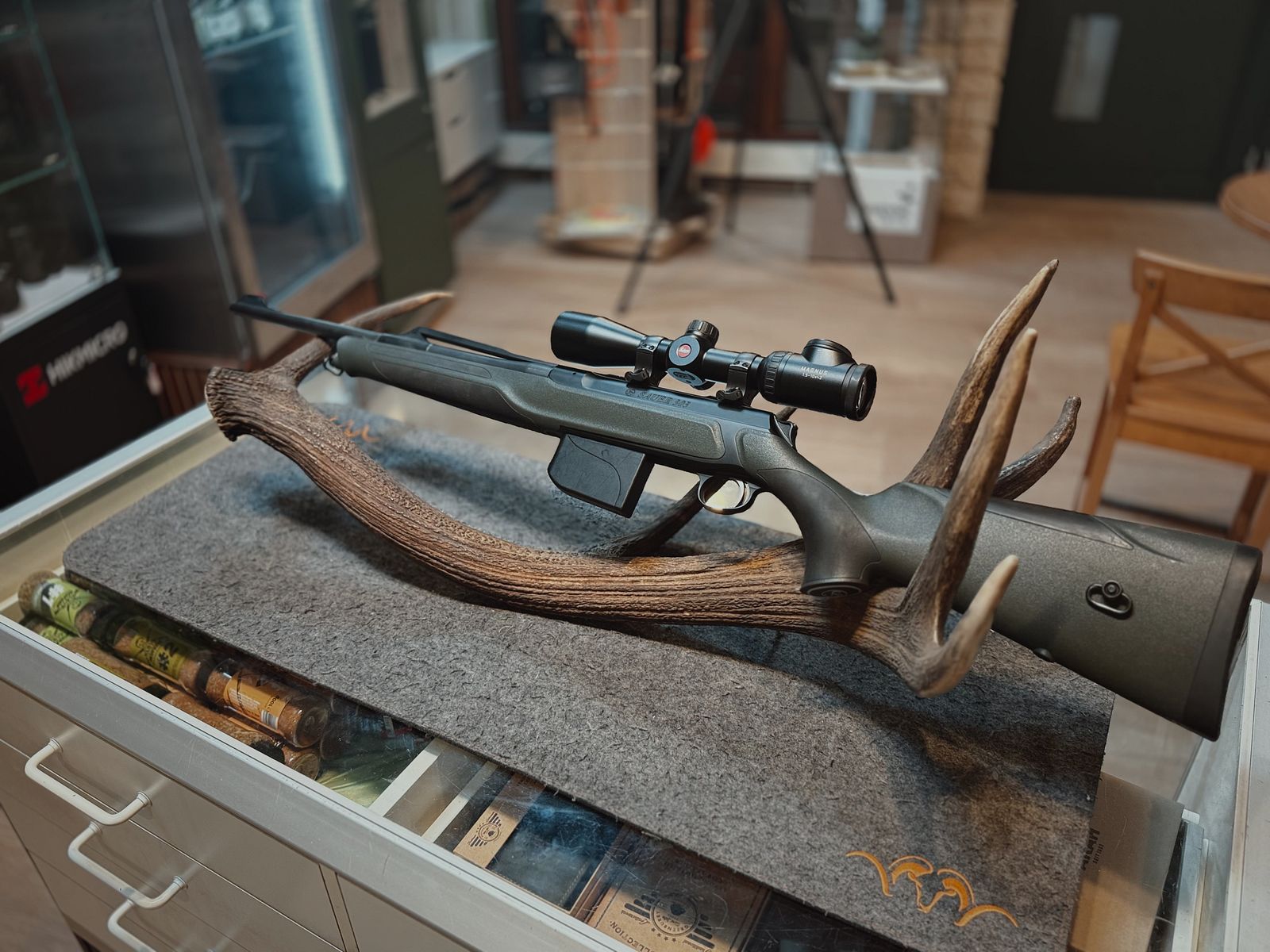 Sauer 303 Cal. .300 Win. Mag. - Leica Magnus 1,5-10x42