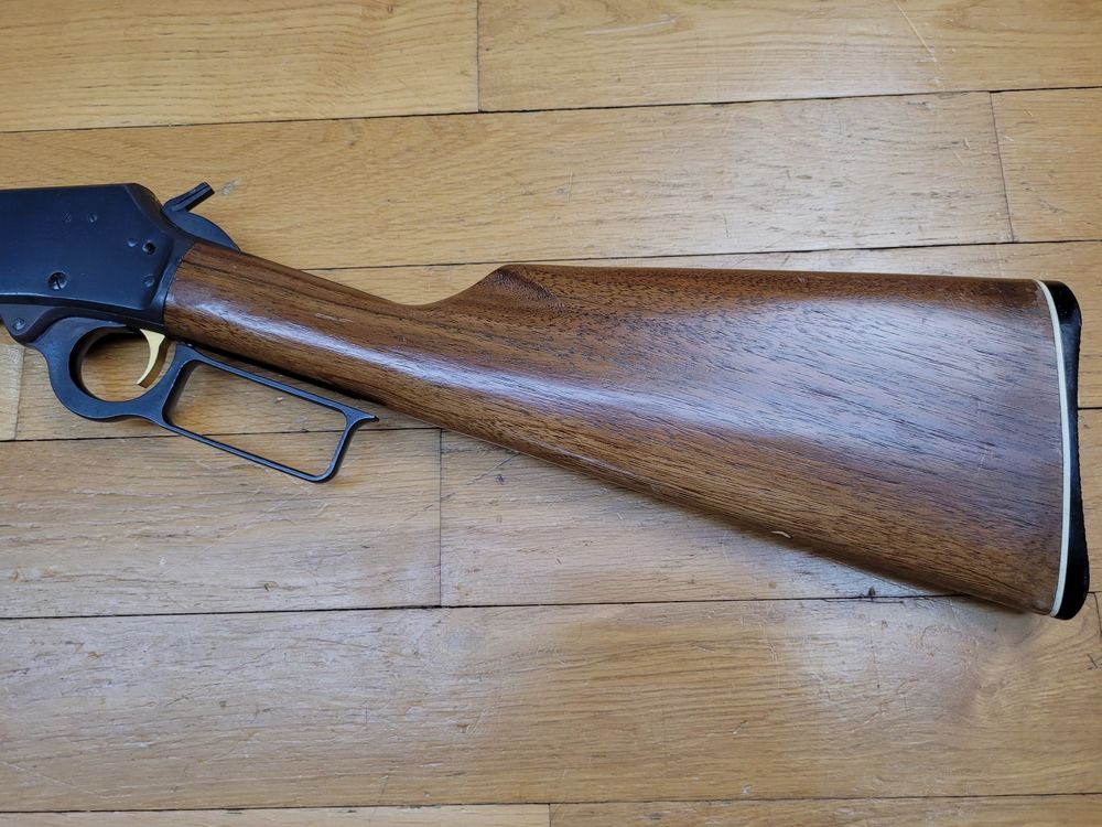 Schöne und handliche Unterhebelrepetierbüchse Marlin Modell 1894 – Waffe von 1971 – Kal. .44 mag – 10+1 Schuss – Sehr schöner Schaft aus Nussbaum mit selbstgemachter, stoßdämpfender Schulterplatte – Ultra flüssige Mechanik – Wunderschöner 47 cm Lauf – Eine universelle Schusswaffe in TBE++, Bild 3 von 27
