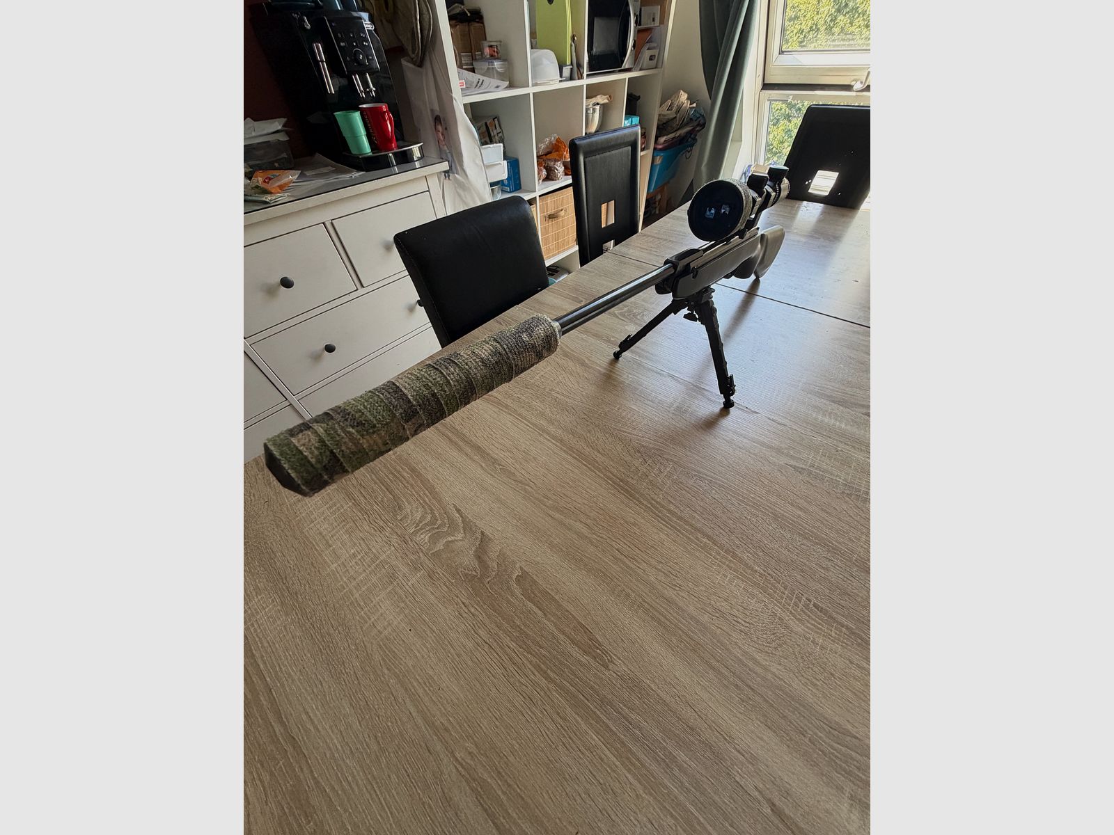 Carabine à air Weihrauch HW30K avec lunette de visée et silencieux.