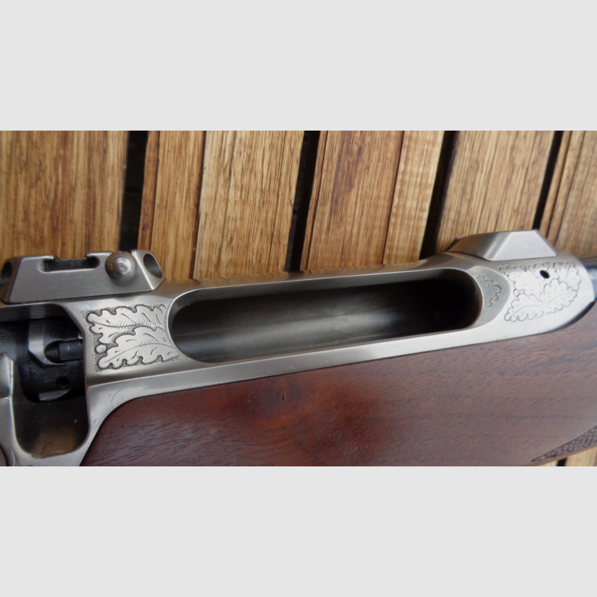 Sauer 202 .375 H&H Europa Luxus E nitriertes Stahlgehäuse Eichenlaub-Gravur ausgesuchtem Nußbaumholz