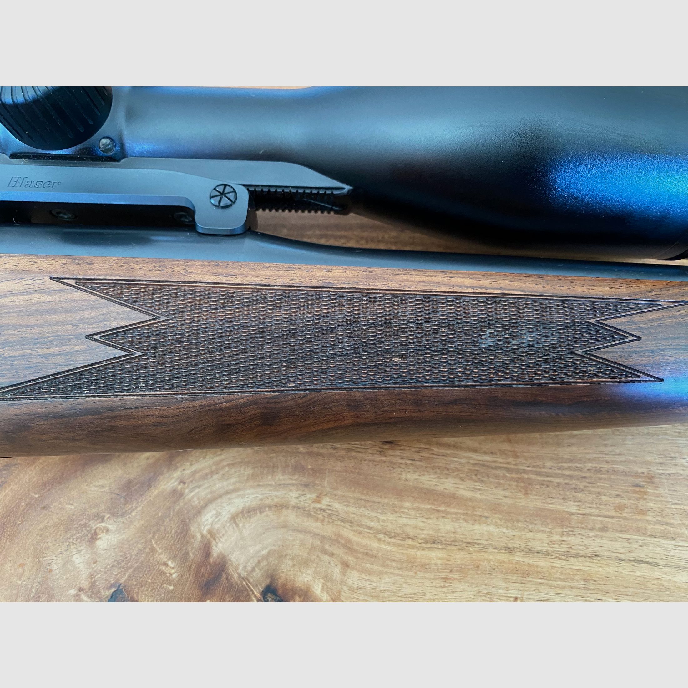 Blaser R8 Holz Standard mit Swarovski Z8i 2,3-18x56