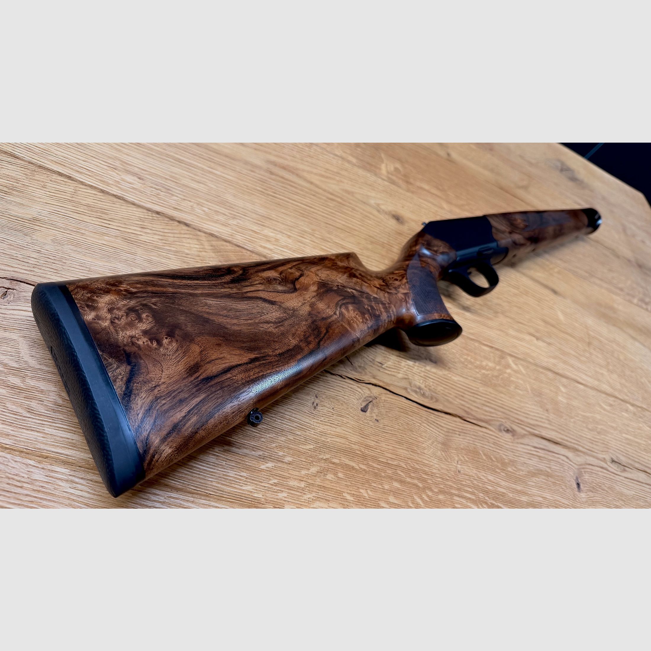 Blaser R8 Schaft / Holzklasse 7 / Bayrische Doppelfalzbacke / seidenmattes Finish / Logo Schwarz