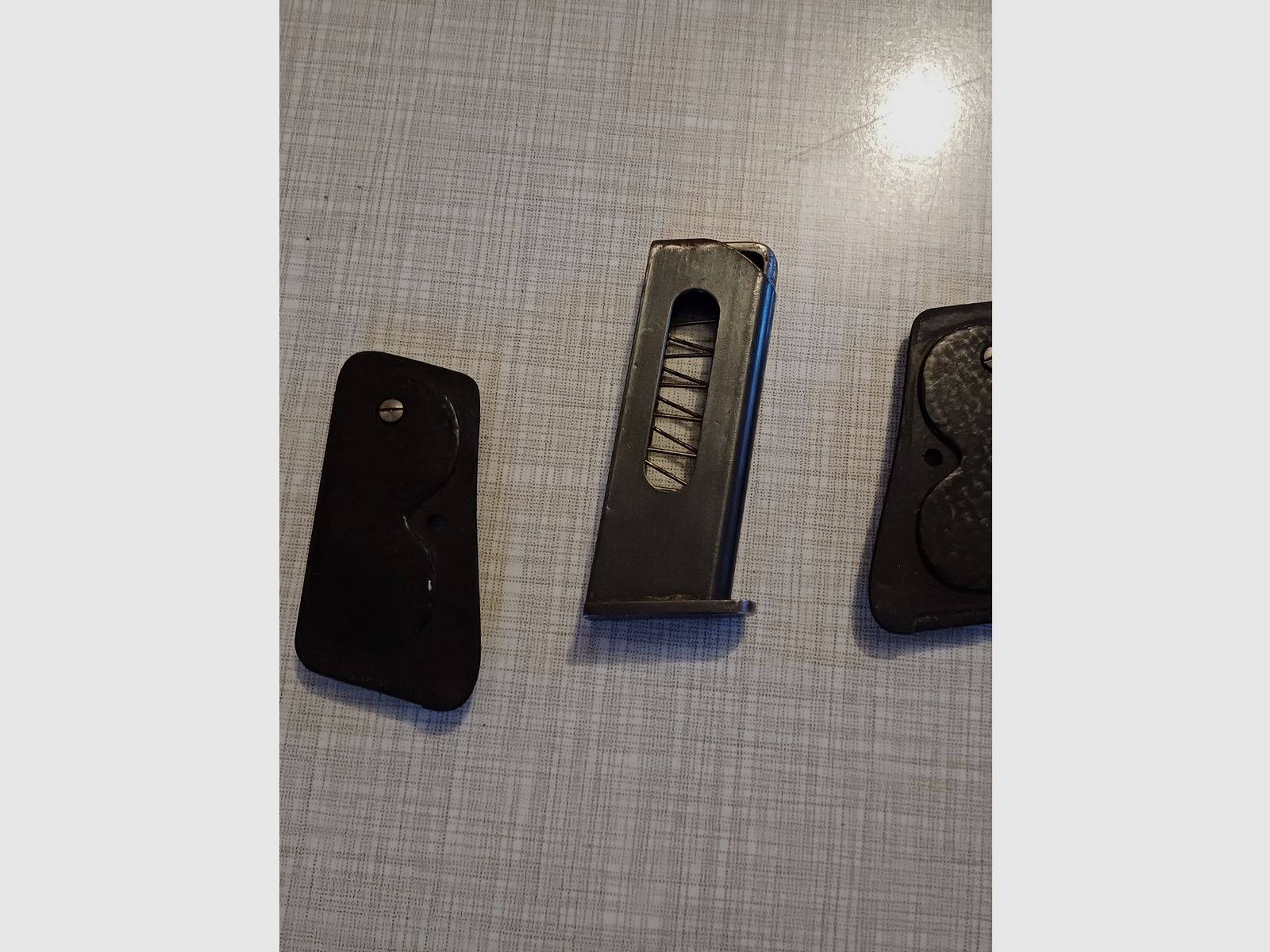 Galesi Brevette Pistole 6,35mm Magazin und Griffschalen 