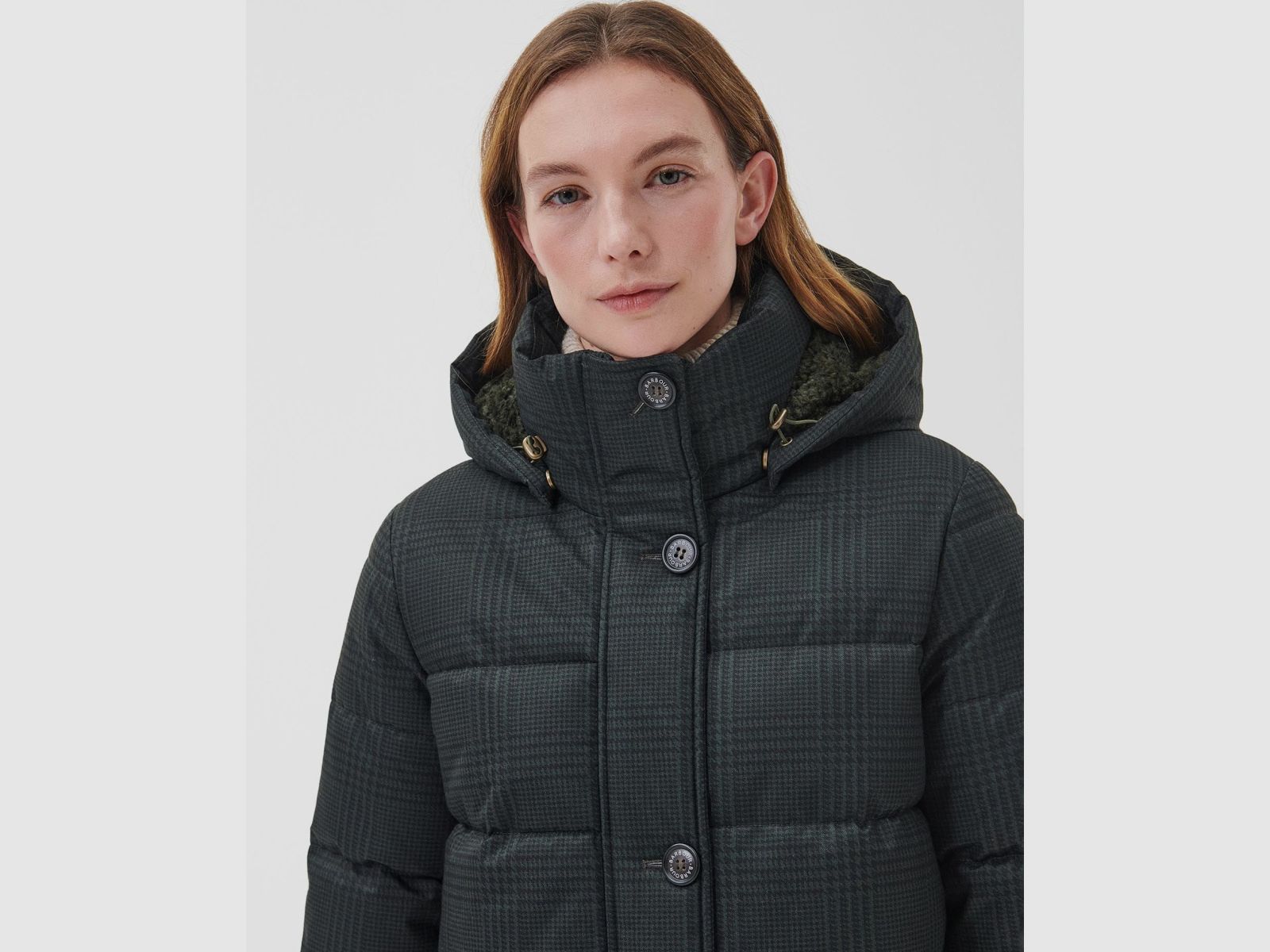 Płaszcz puchowy BARBOUR Herring Quilt w kolorze oliwkowym w kratę Prince Of Wales