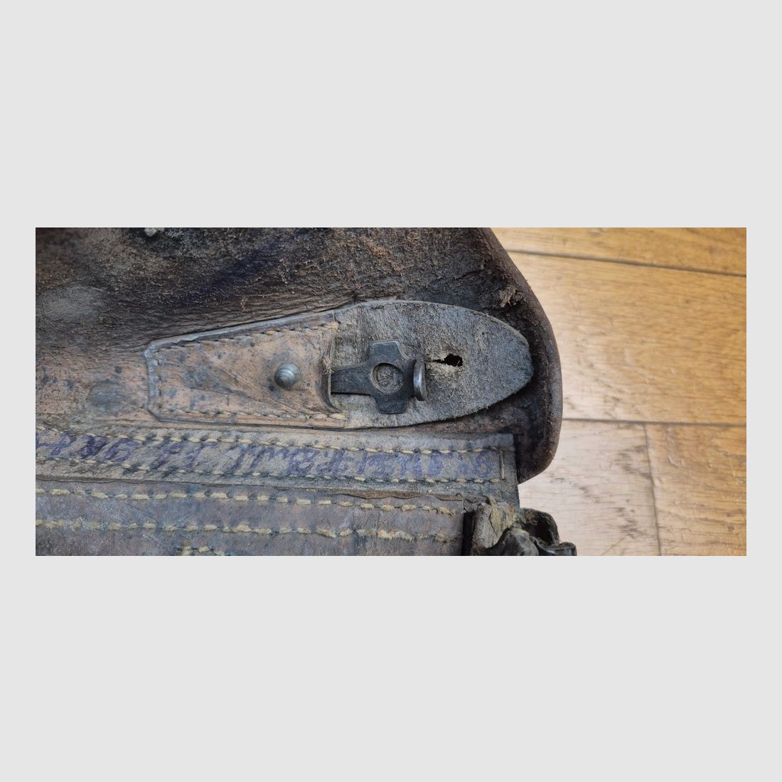 Rzadkie etui na pistolet Luger P08 – Wykonane przez J.WOLTER & Co 1916 – Rzadki egzemplarz z brązowej skóry – Szwy i skóra w doskonałym stanie – Klucz jest nadal w środku (DWM) – Przedmiot do wyczyszczenia i wypolerowania, który nigdy nie był na rynku – Bardzo ładne etui w doskonałym stanie / doskonałym stanie+!, zdjęcie 11 z 14
