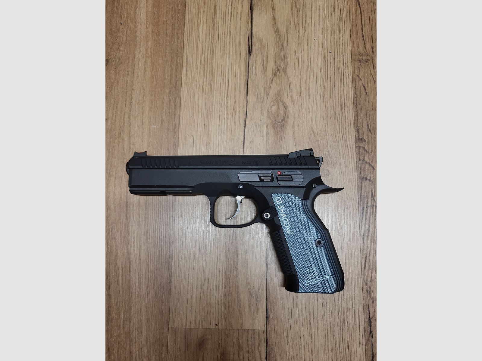 ASG CZ SHADOW 2 GBB AIRSOFT BUNDLE 4 chargeurs, 3 bouteilles de gaz Airsoft, 8000 billes, holster, 2 pochettes de chargeurs, ceinture Amomax peu utilisée