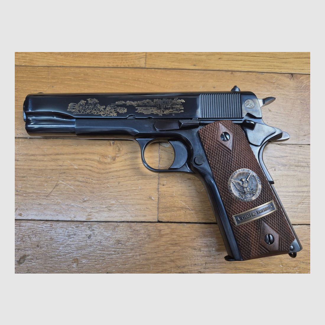 ¡UNIQUE! Rarissime Colt 1911 (no 1911 A1) – Conmemorativo de la Batalla de Château-Thierry 20 de julio de 1918 – Arma de 1968 – Calidad excepcional en Pre Series 70 – Lujosamente grabado y azulado y 100% operativo – Pieza rarísima en Europa en su caja de exhibición original – ¡Estado como nuevo!, imagen 2 de 33